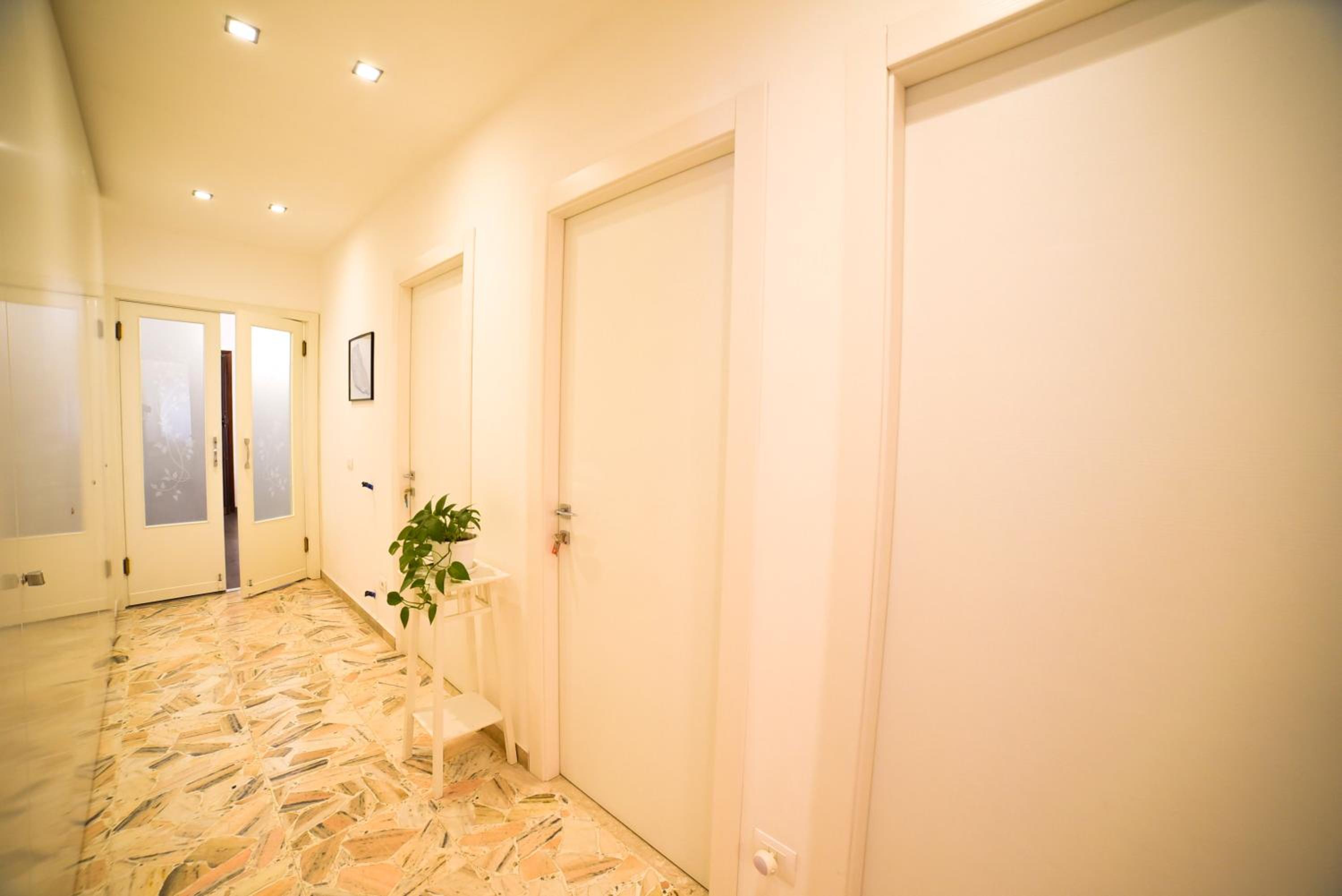 Quadruple Room with Private Bathroom in the room - Photo 9