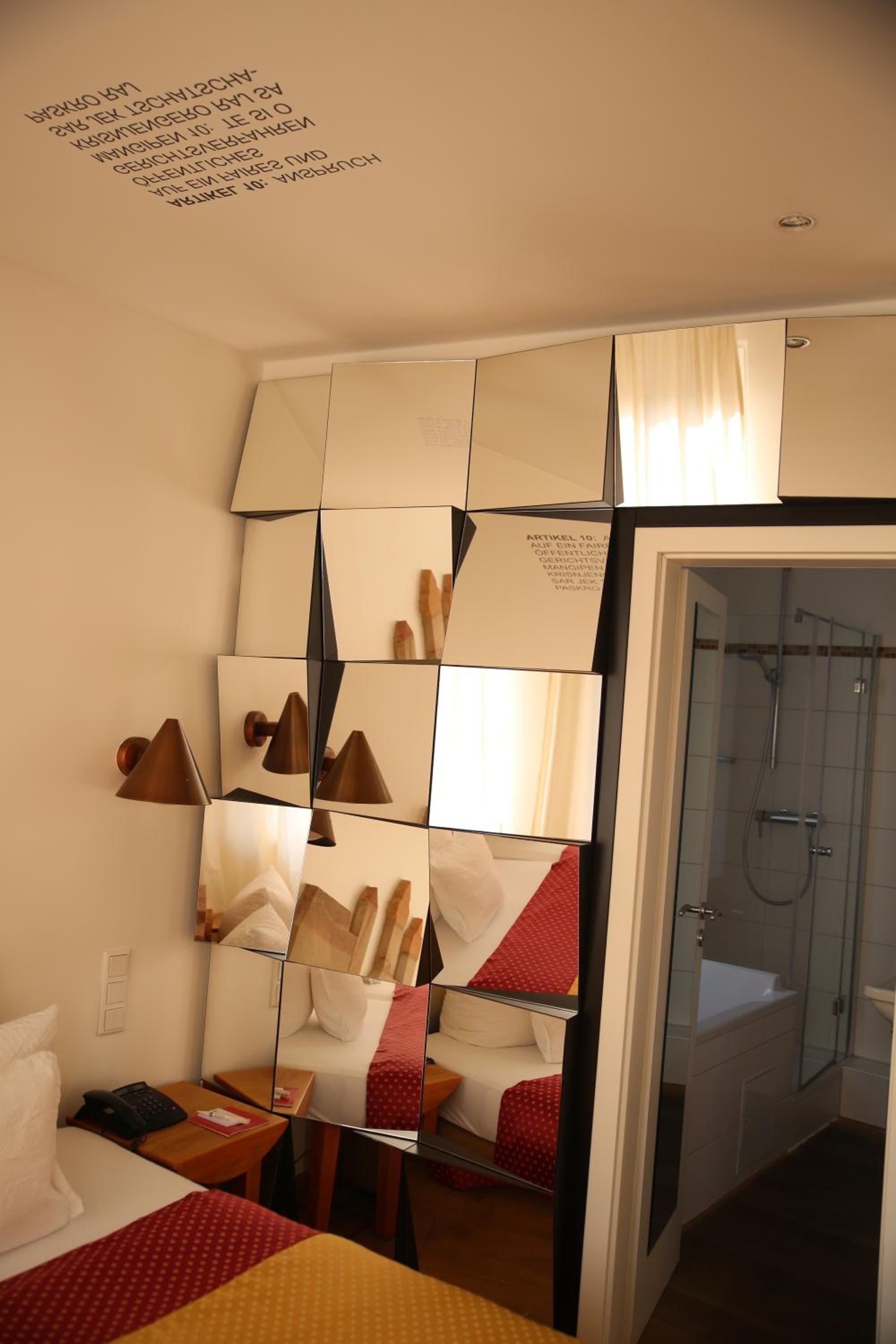 Suite - Photo 1
