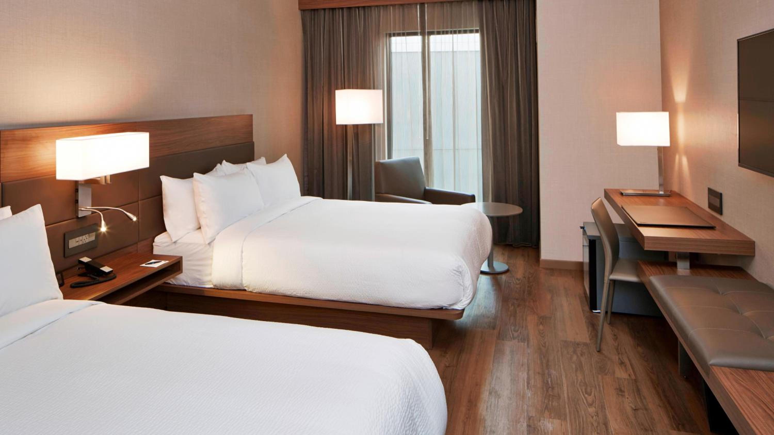 Double Room with Two Double Beds and Bathtub - Mobility Accessible