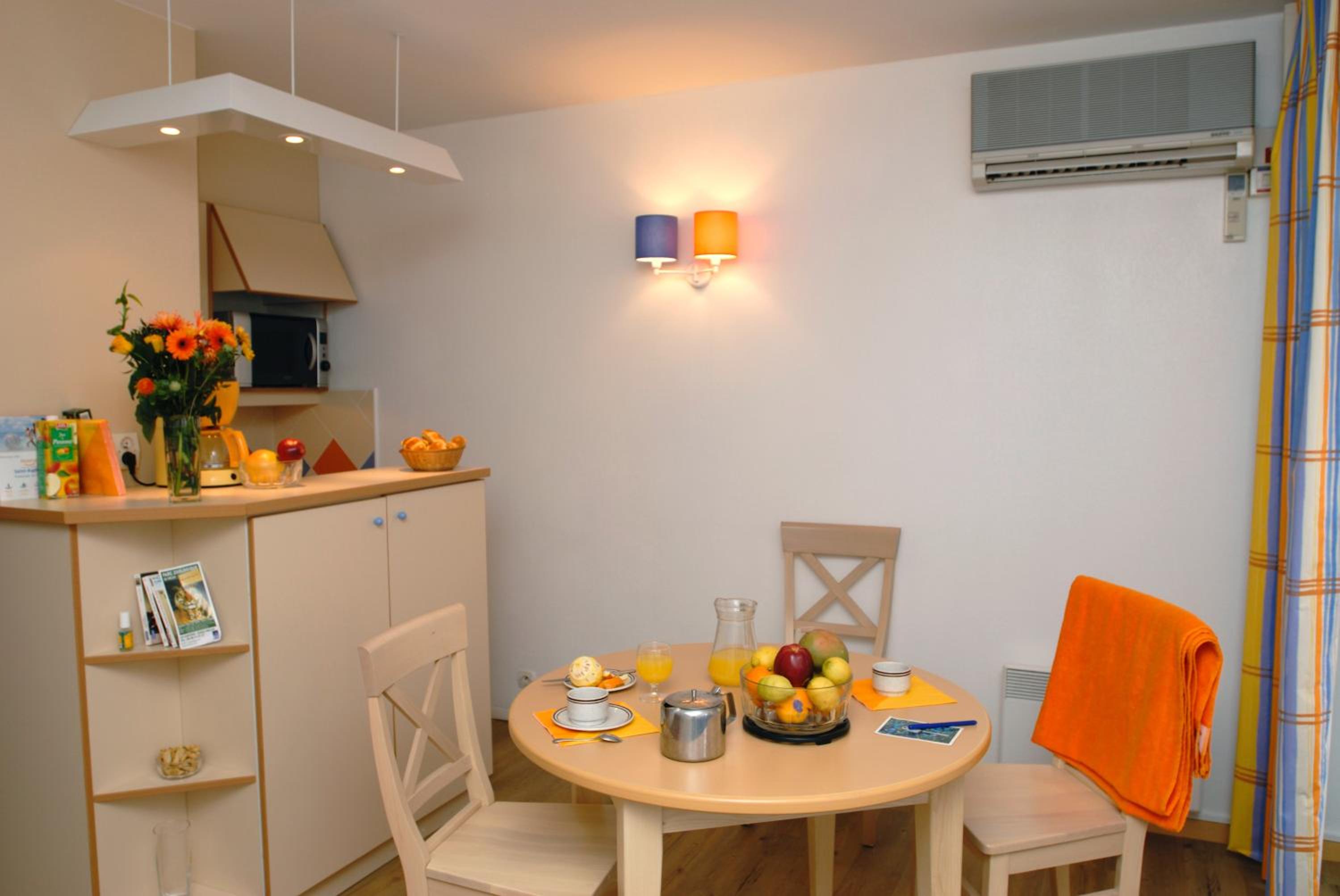 Studio with Sleeping Alcove (4 Adults) - Photo 3