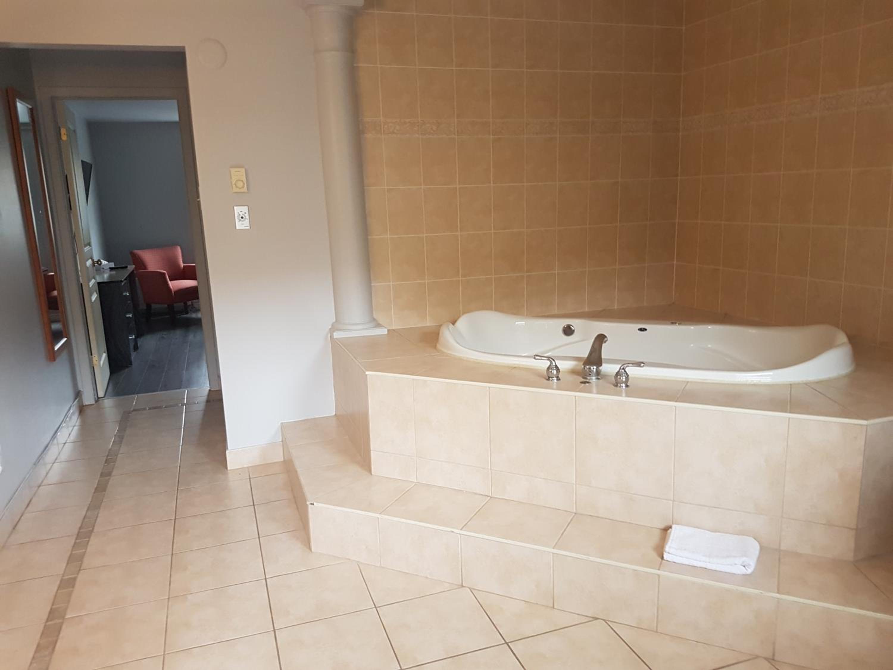 Suite with Hot Tub - Photo 1