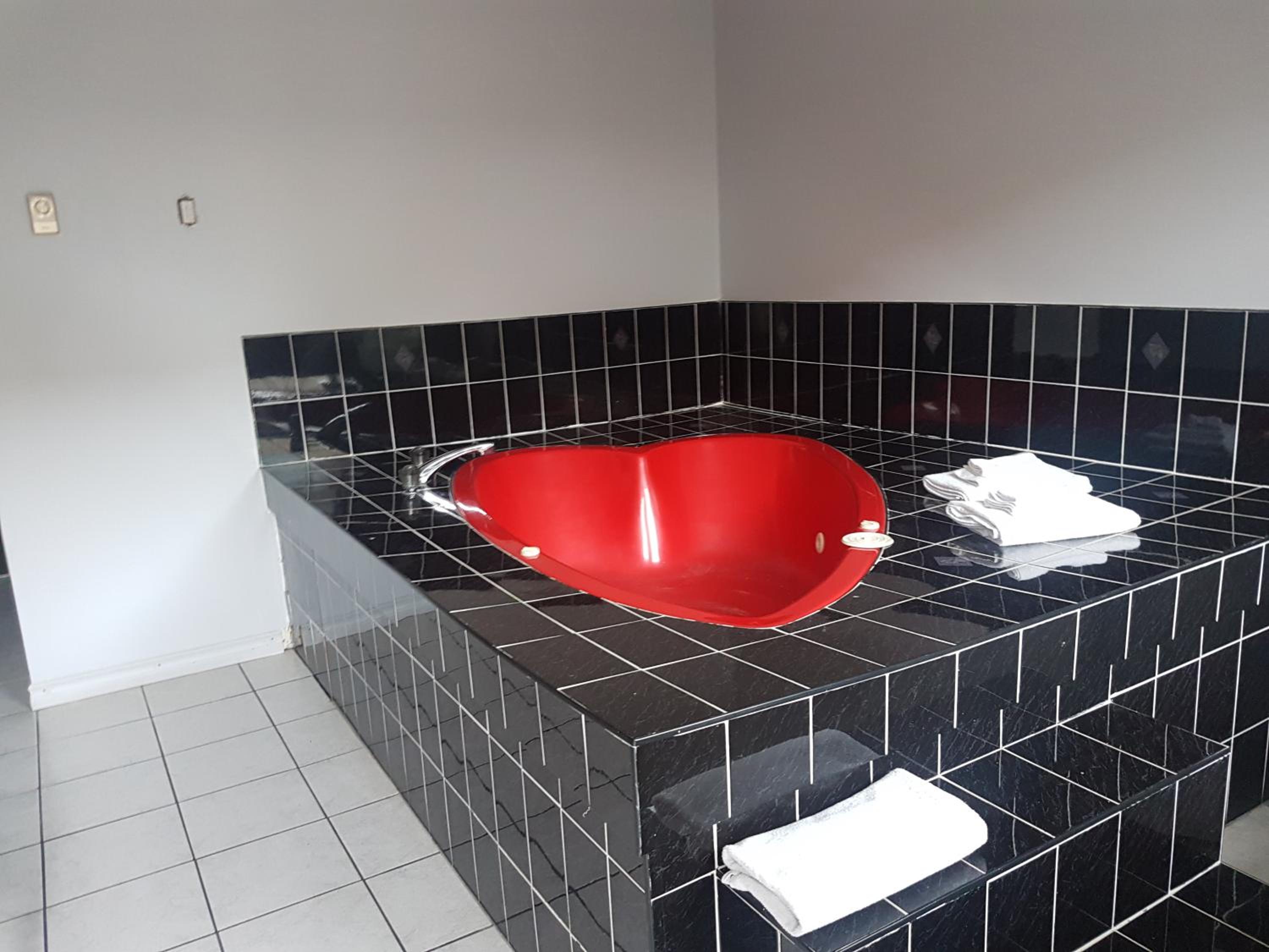 Suite with Hot Tub - Photo 2