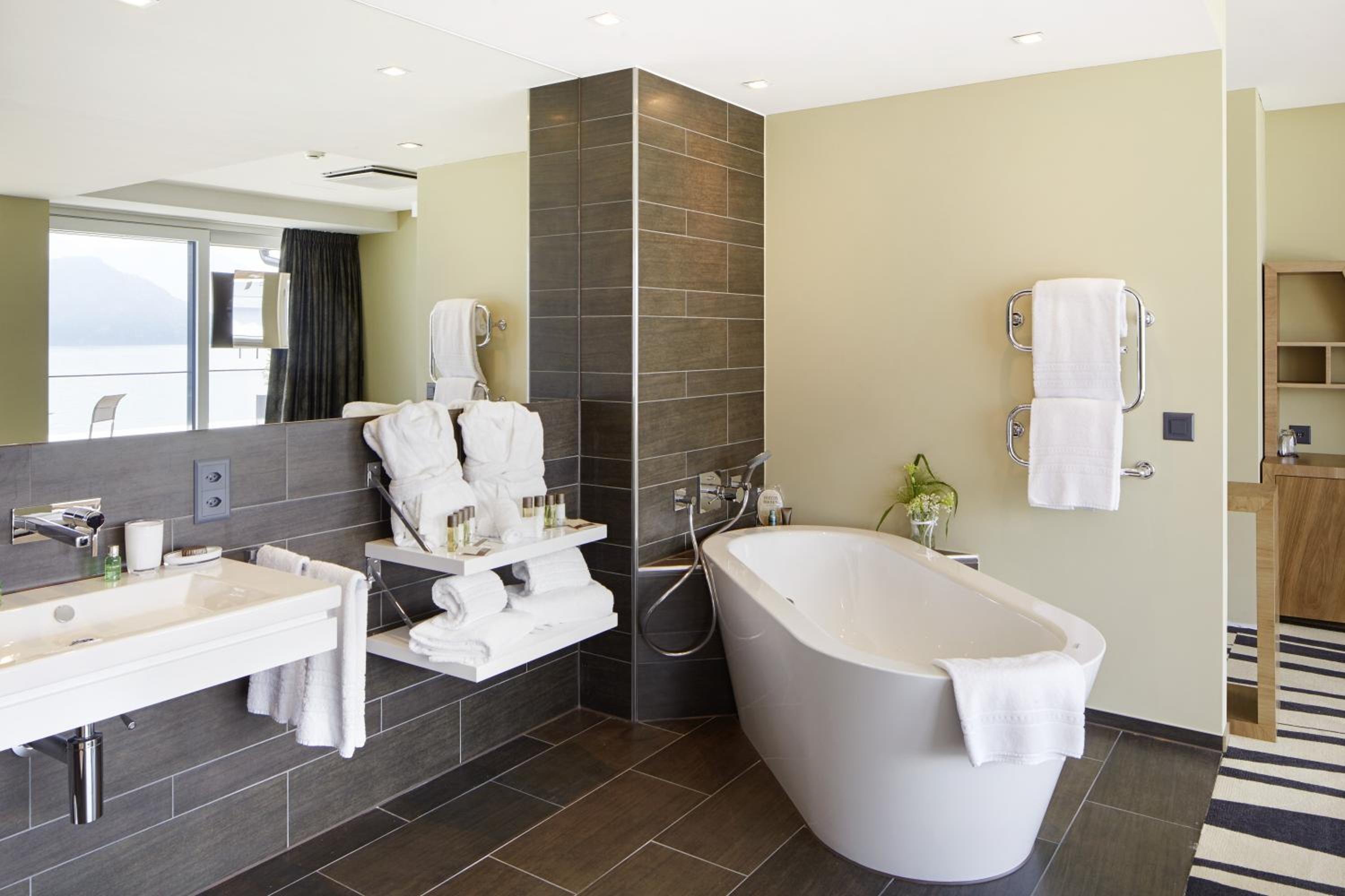 Junior Suite with Lake View - Photo 5