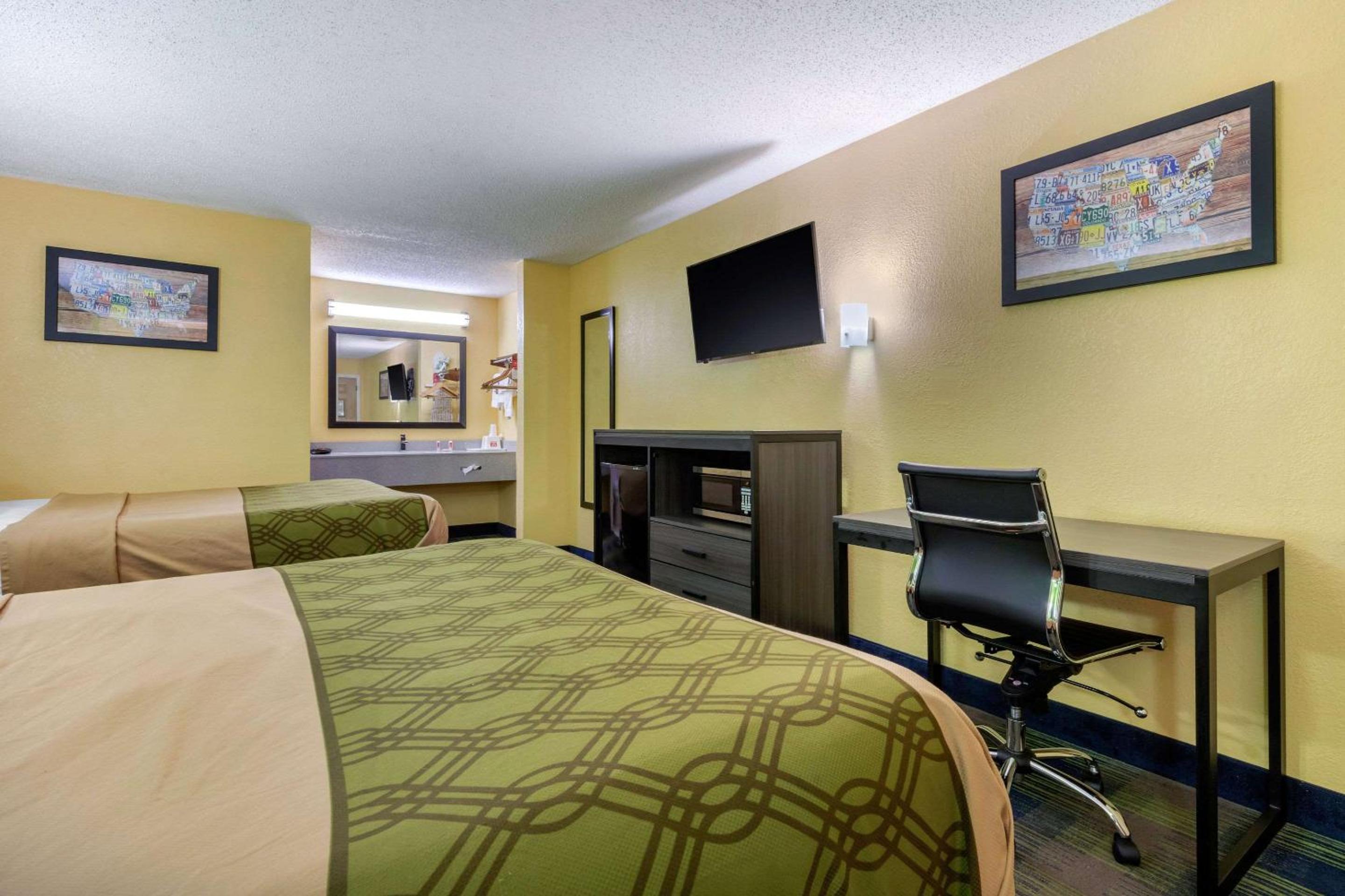 Queen Room with Two Queen Beds - Non-Smoking - Photo 1