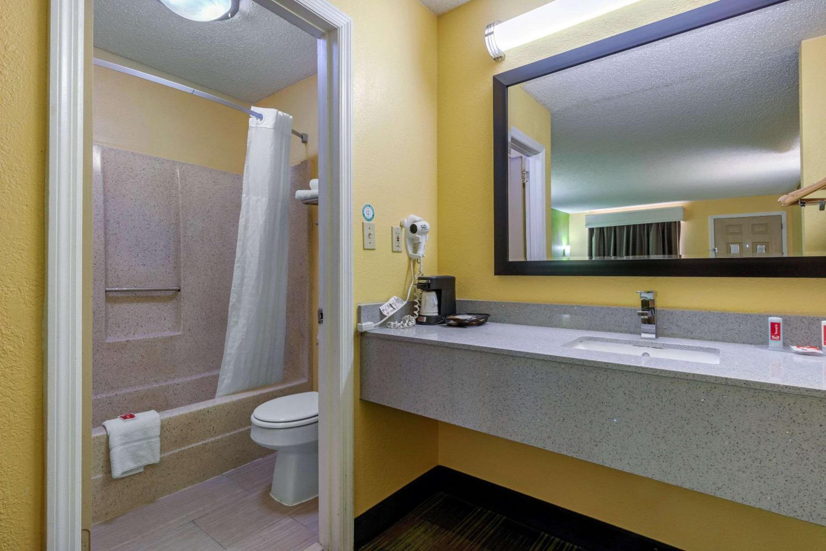 Queen Room with Two Queen Beds - Non-Smoking - Photo 3