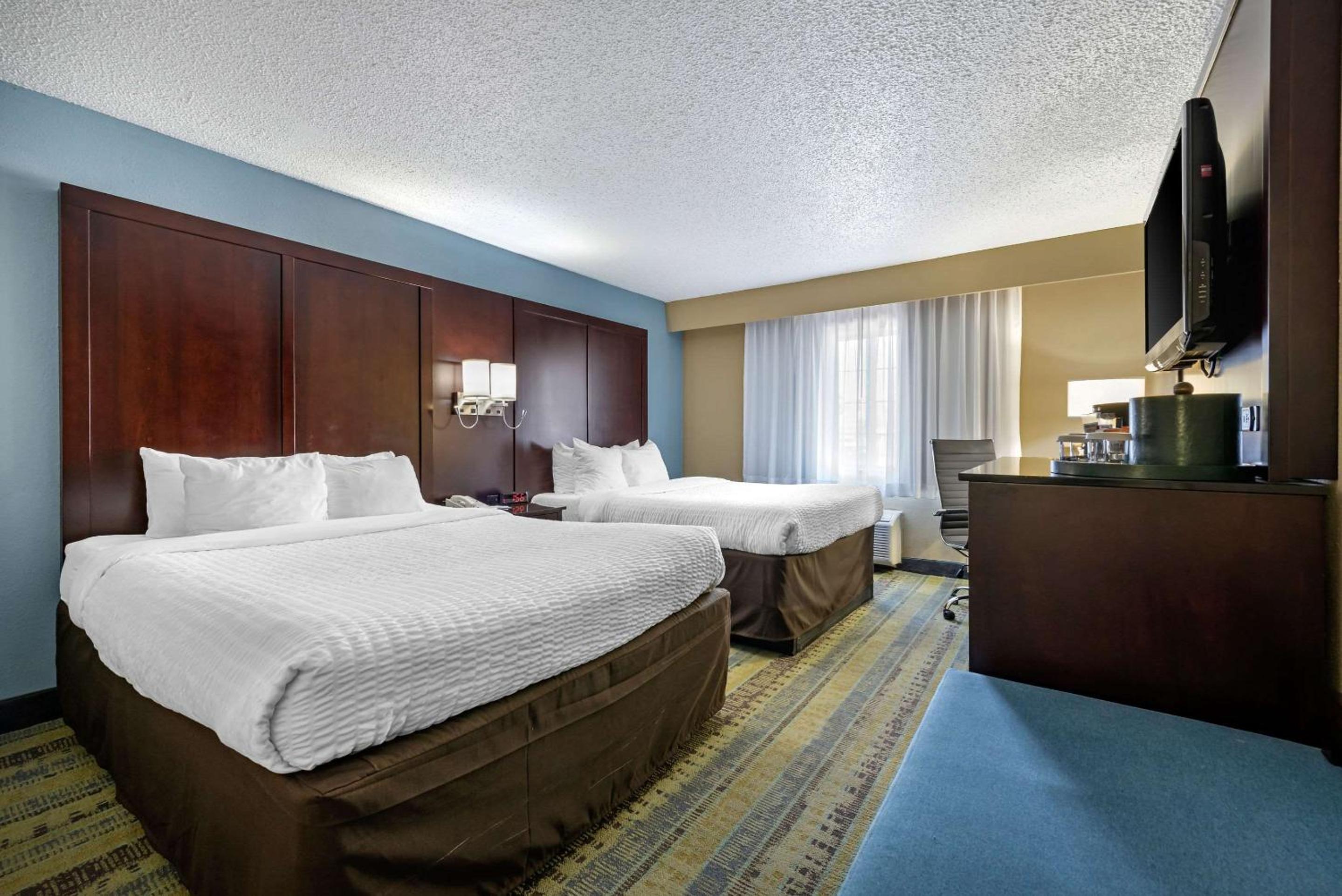 Quadruple Room with Two Queen Beds - Non Smoking/Pet Friendly - Photo 4