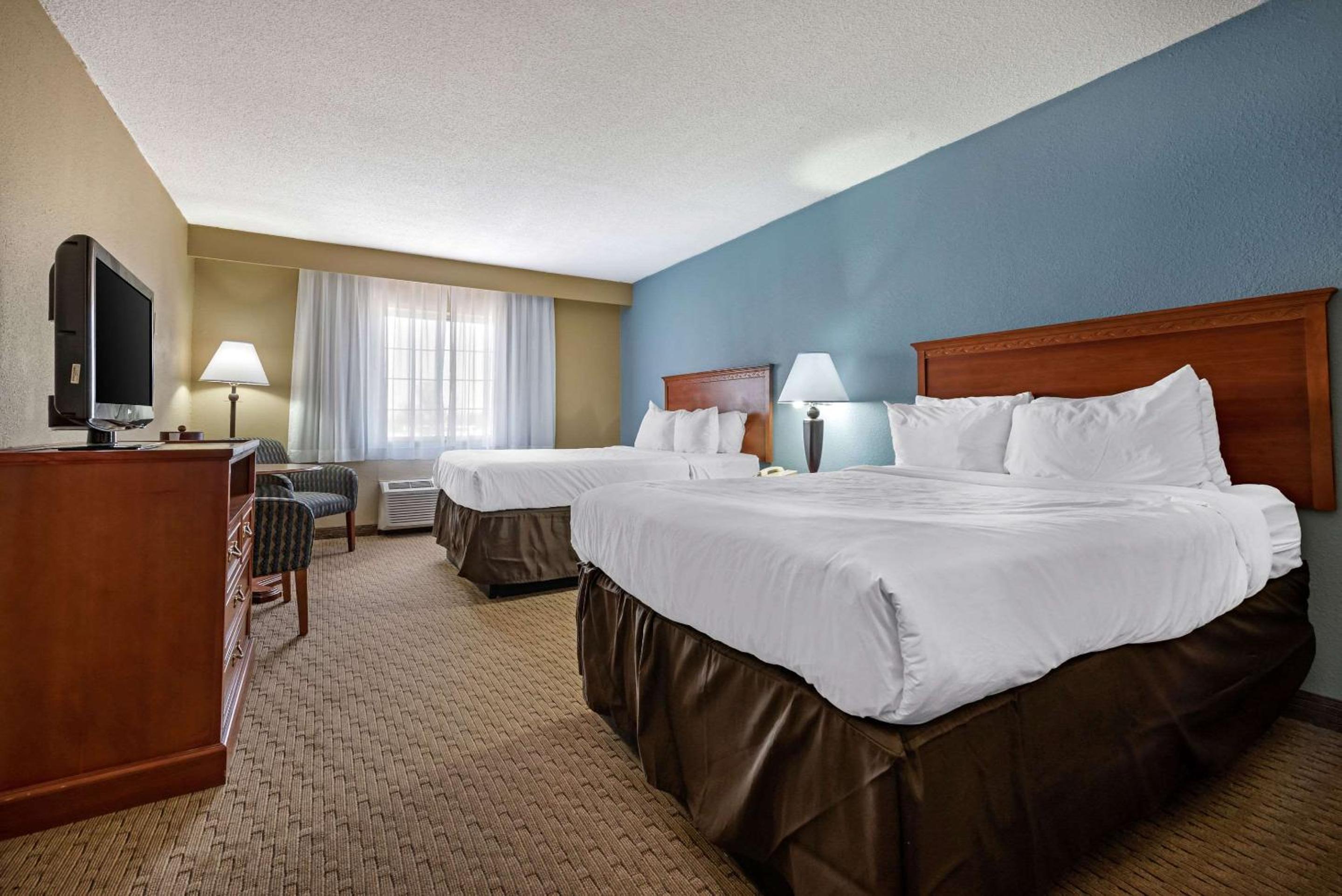 Quadruple Room with Two Queen Beds - Non Smoking/Pet Friendly - Photo 3