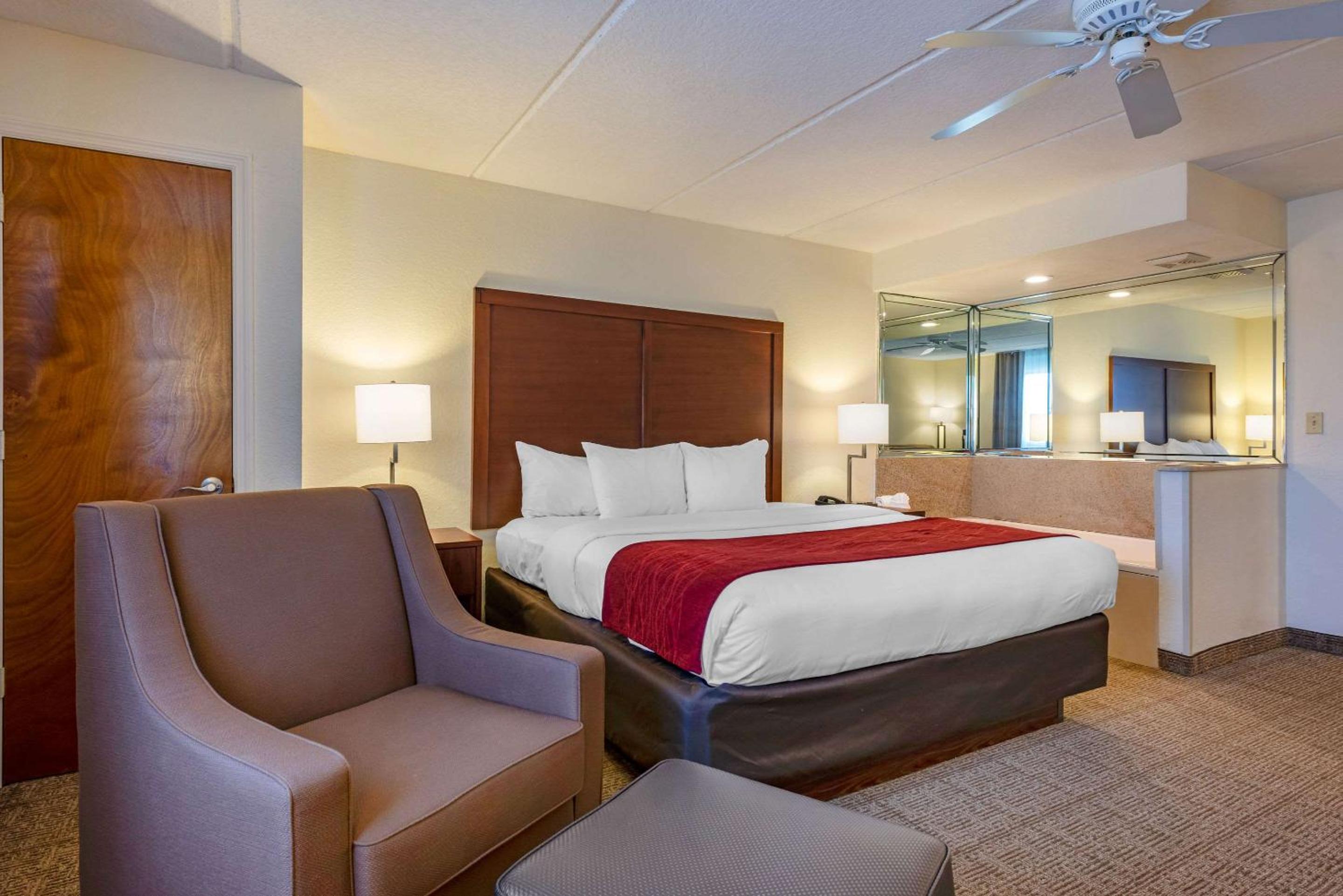 King Room with Hot Tub - Non-Smoking photo 2