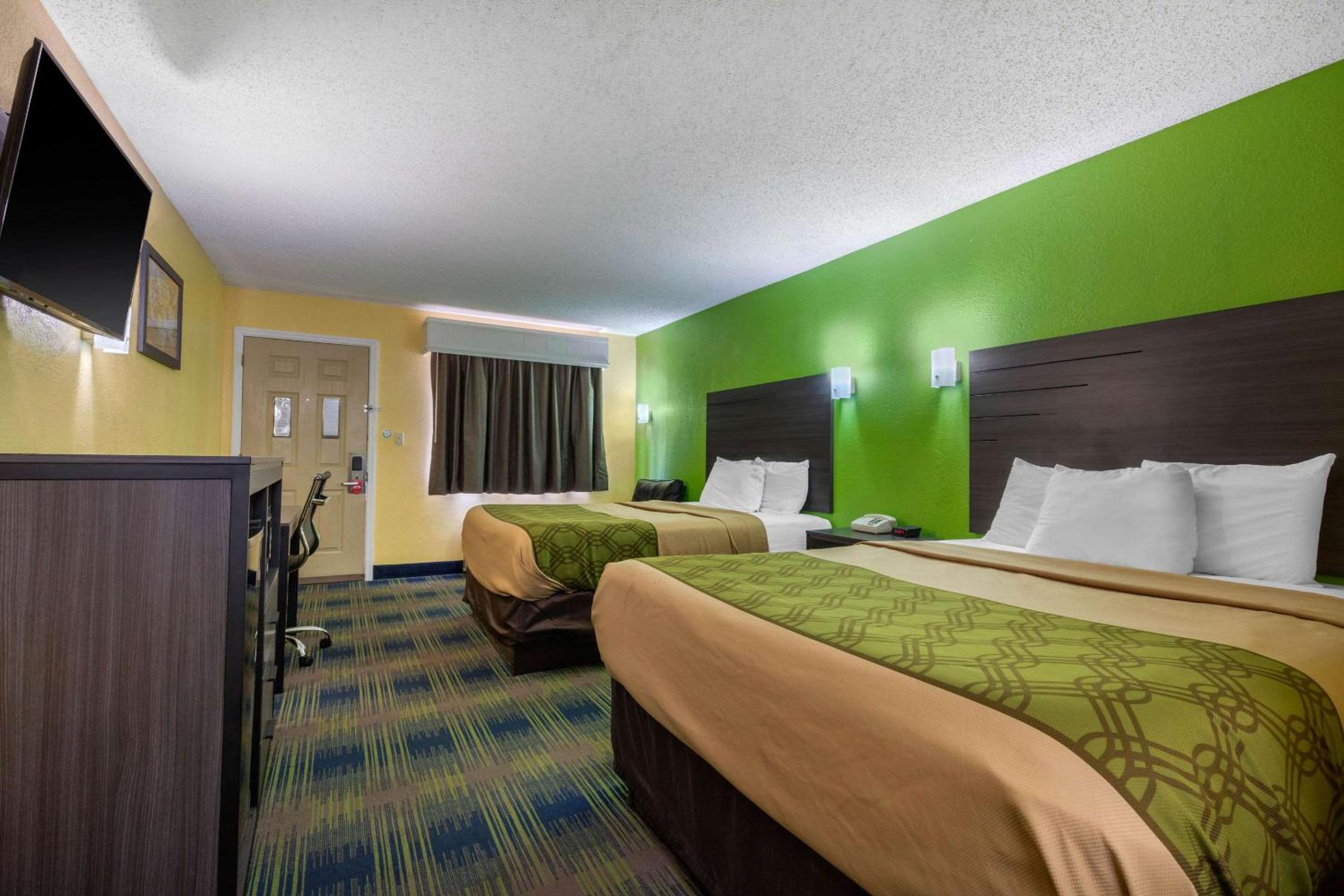 Queen Room with Two Queen Beds - Non-Smoking - Photo 4