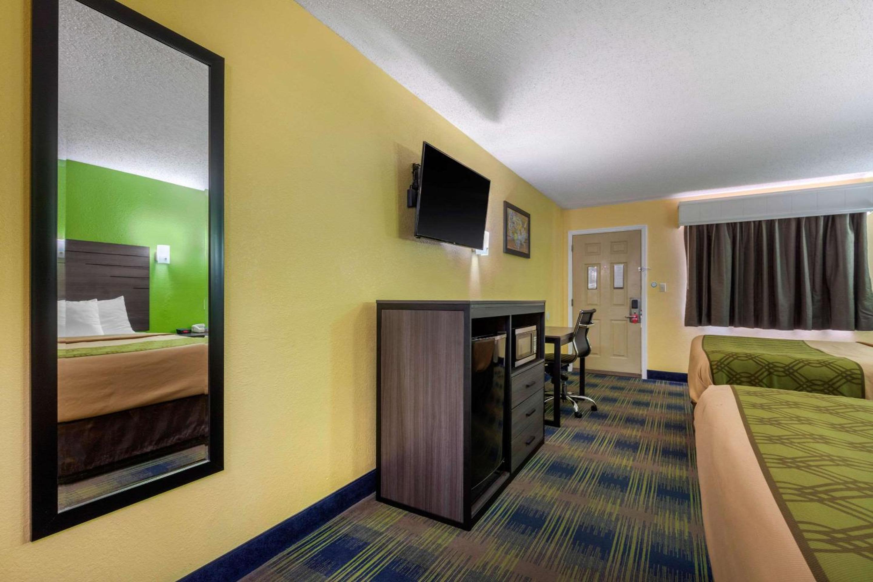 Queen Room with Two Queen Beds - Non-Smoking - Photo 5