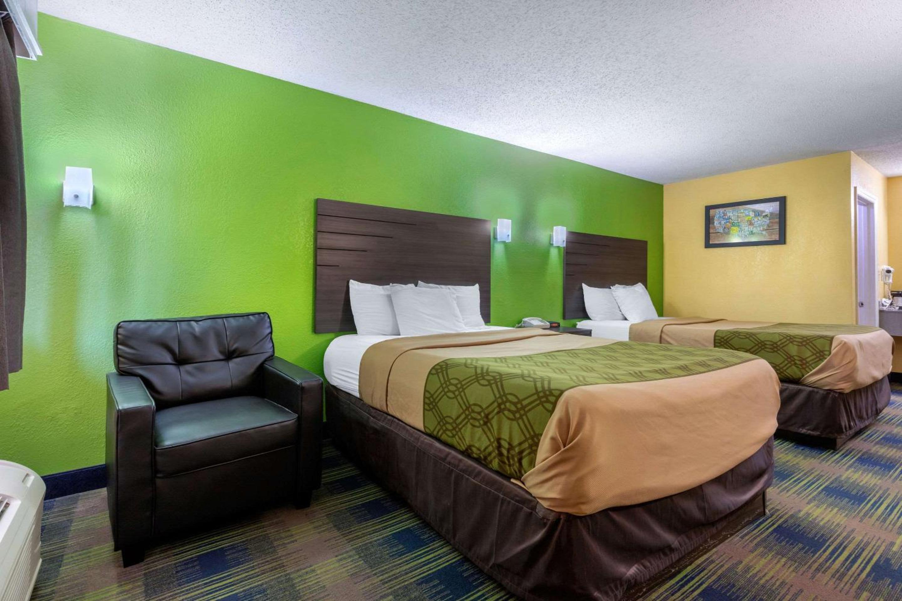 Queen Room with Two Queen Beds - Non-Smoking - Photo 2