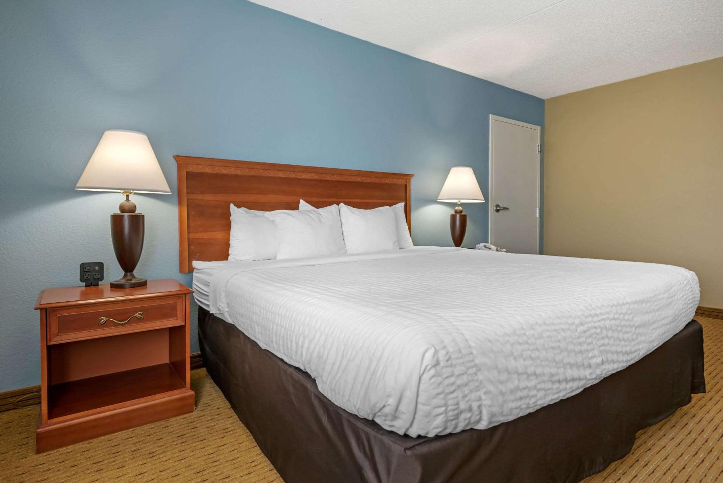 King Room - Accessible/Non-Smoking - Photo 2