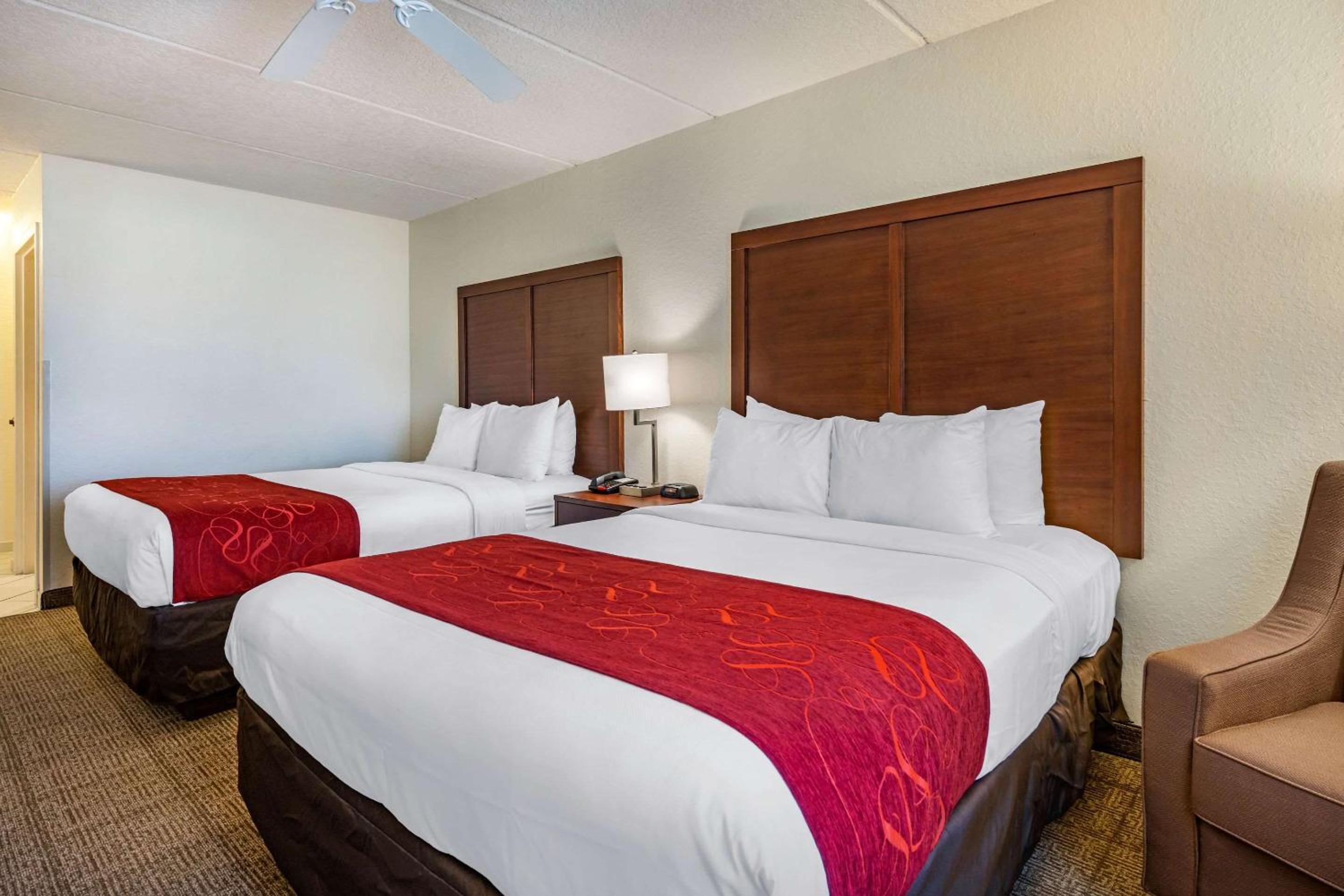 Queen Room with Two Queen Beds - Non-Smoking - Photo 9