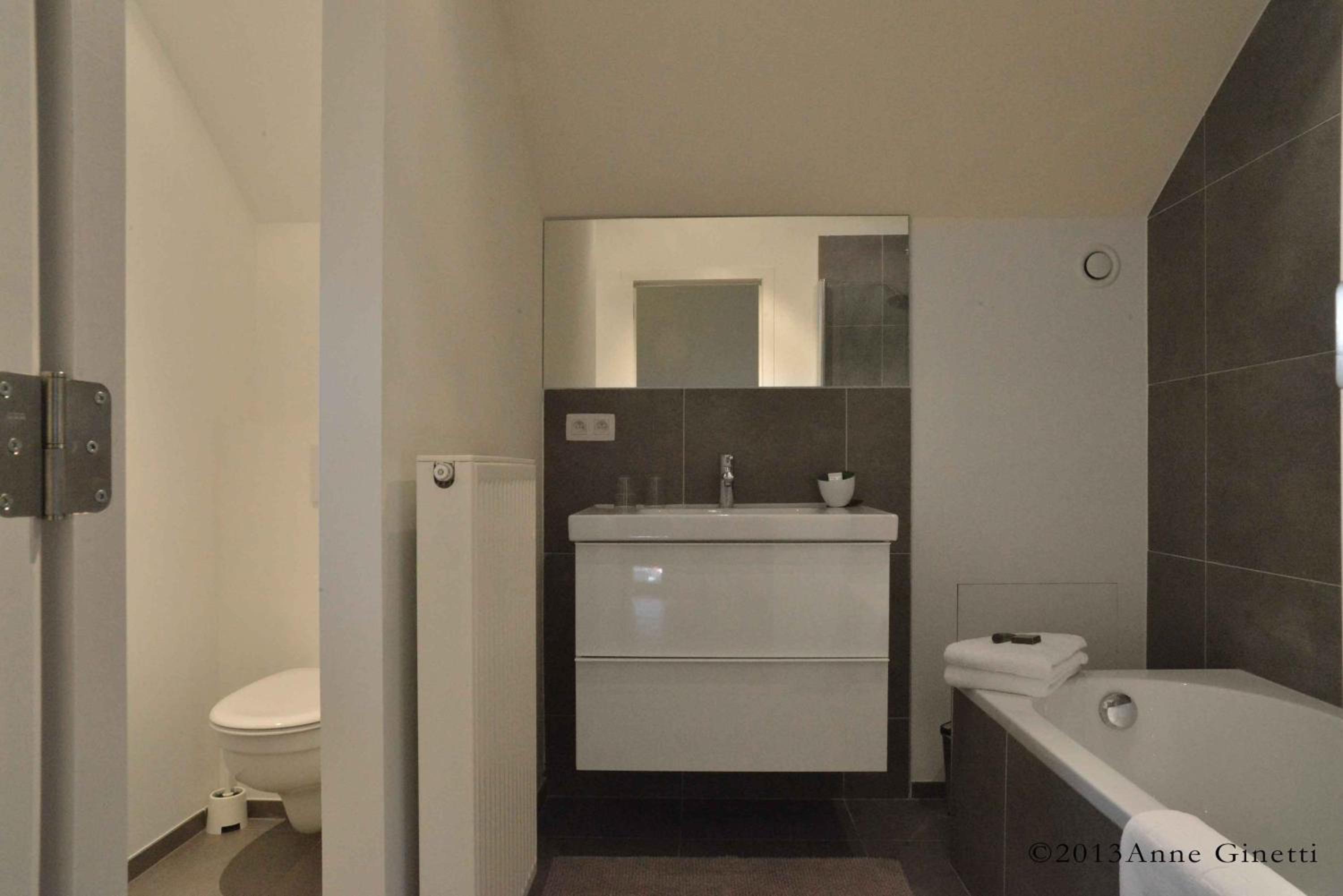Suite - Photo 13