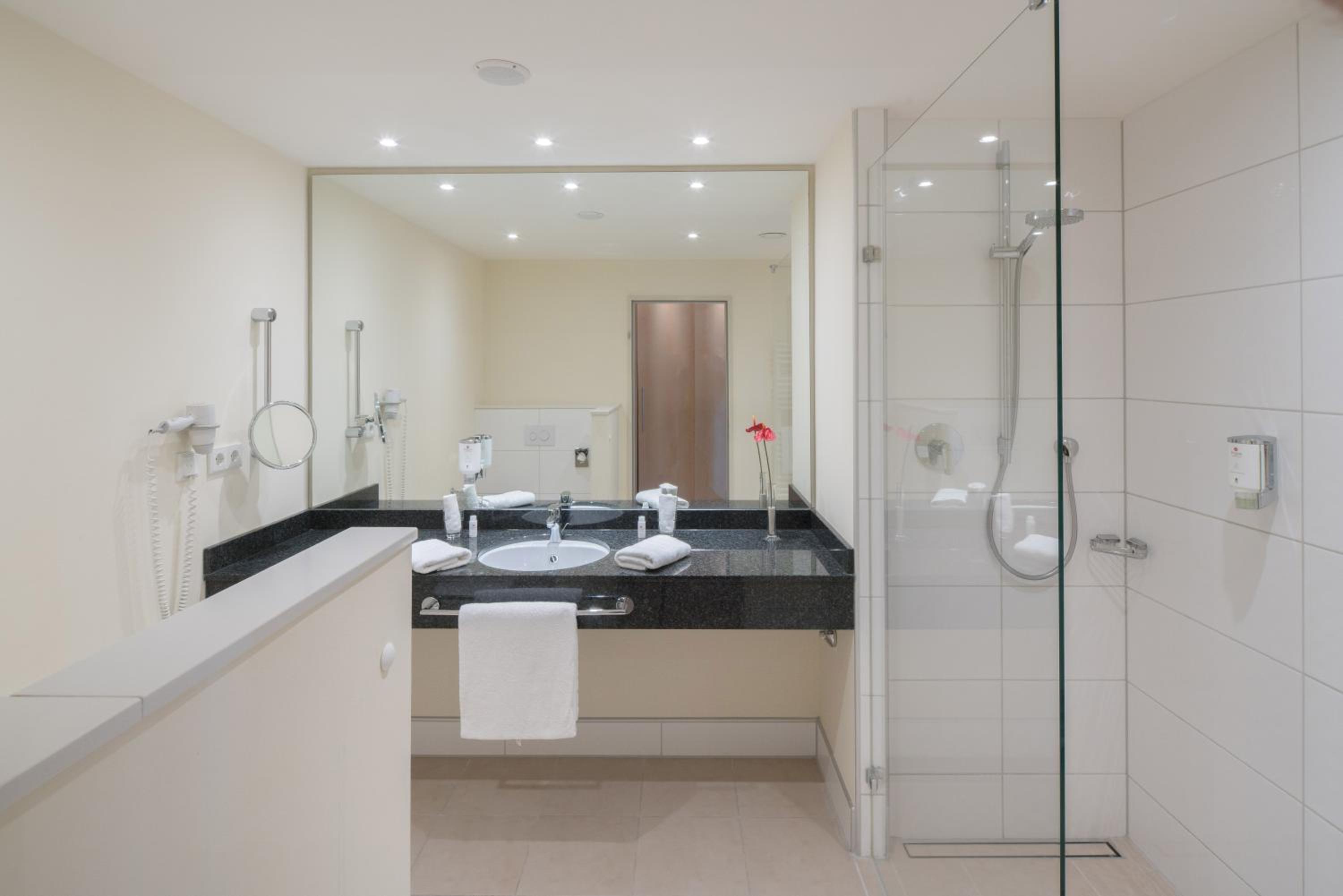Deluxe Double Room with Balcony - Photo 3