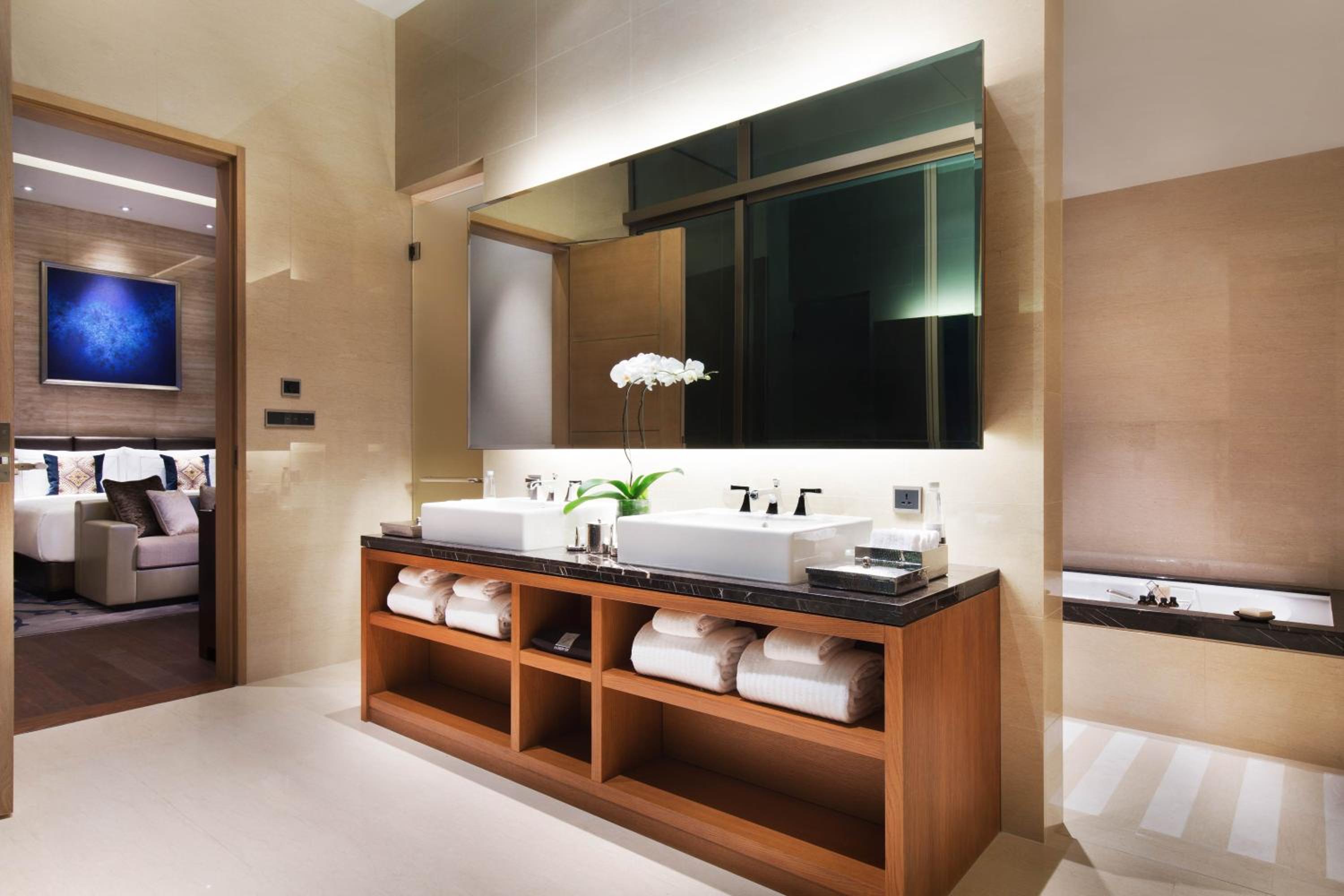Fairmont Gold One-Bedroom Signature Suite