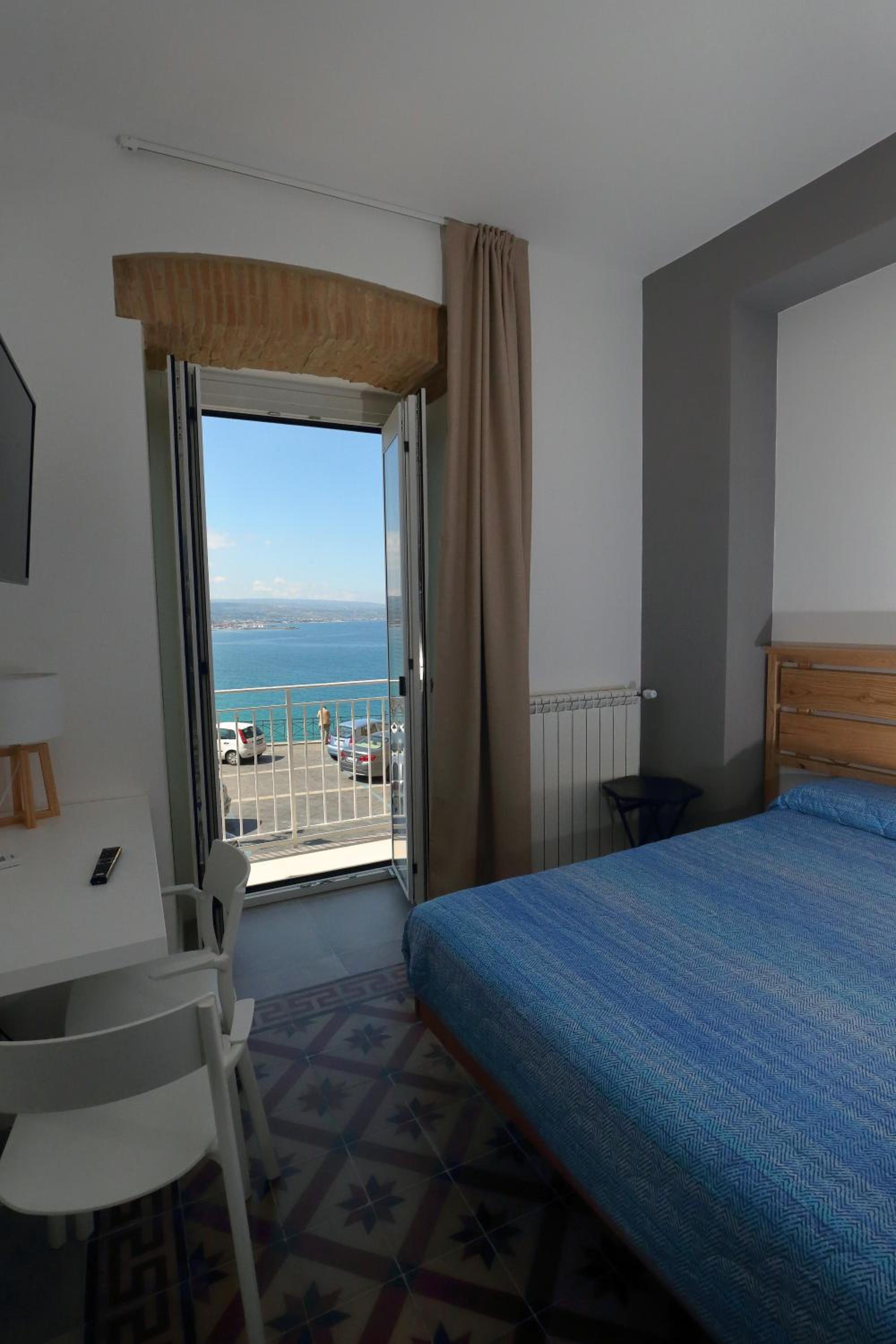 Deluxe Double Room with Sea View photo 3