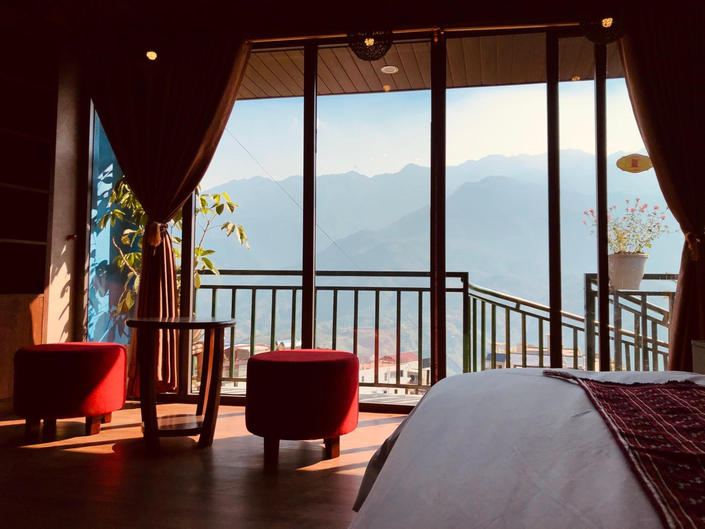 Family Room with Mountain View photo 1