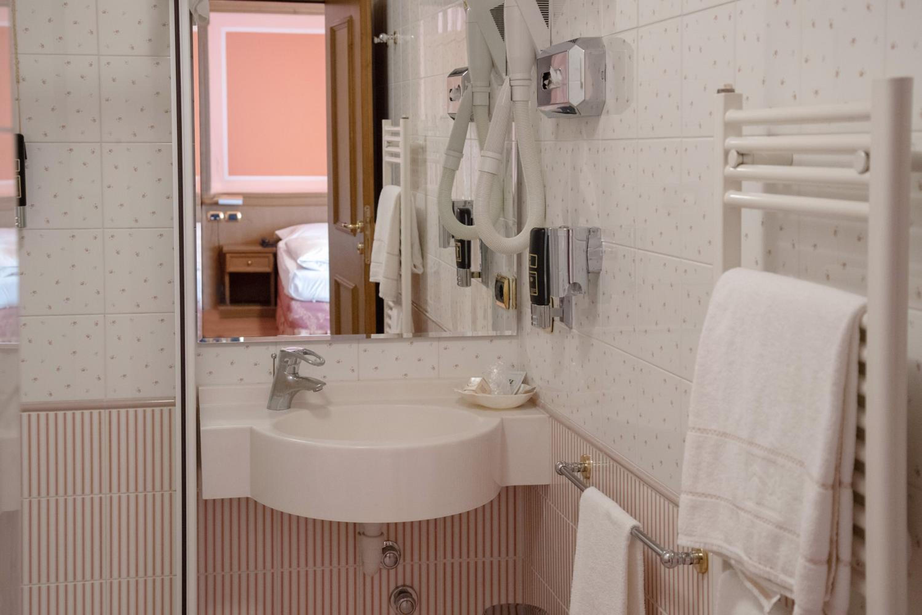 Standard Double or Twin Room with Balcony photo 2