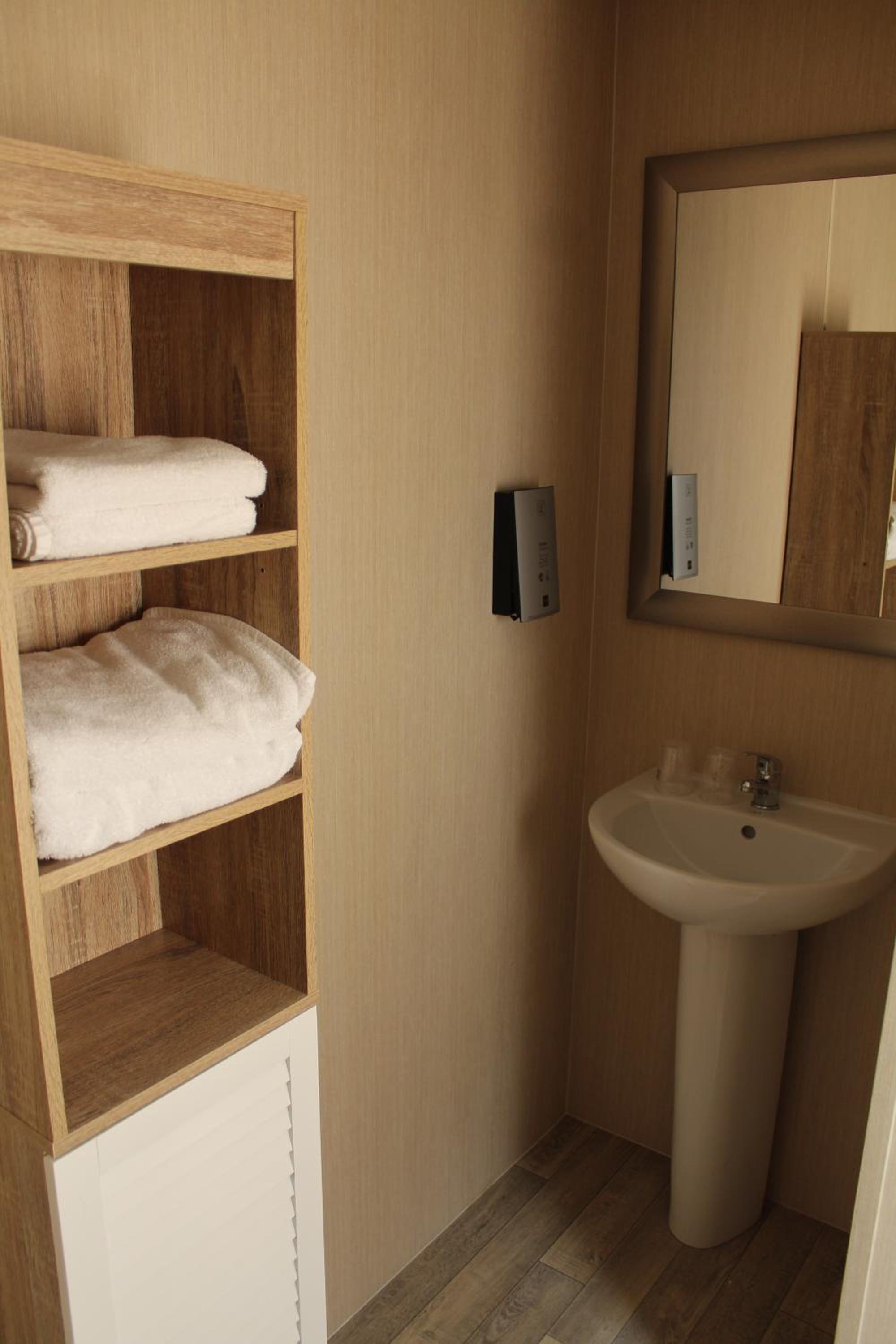 Budget Double Room - Photo 9