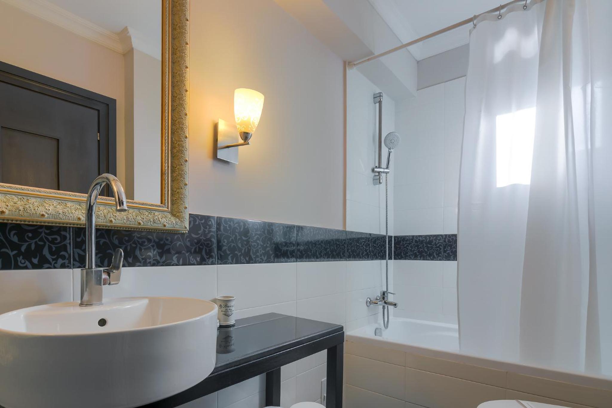 One-Bedroom Suite - Photo 4