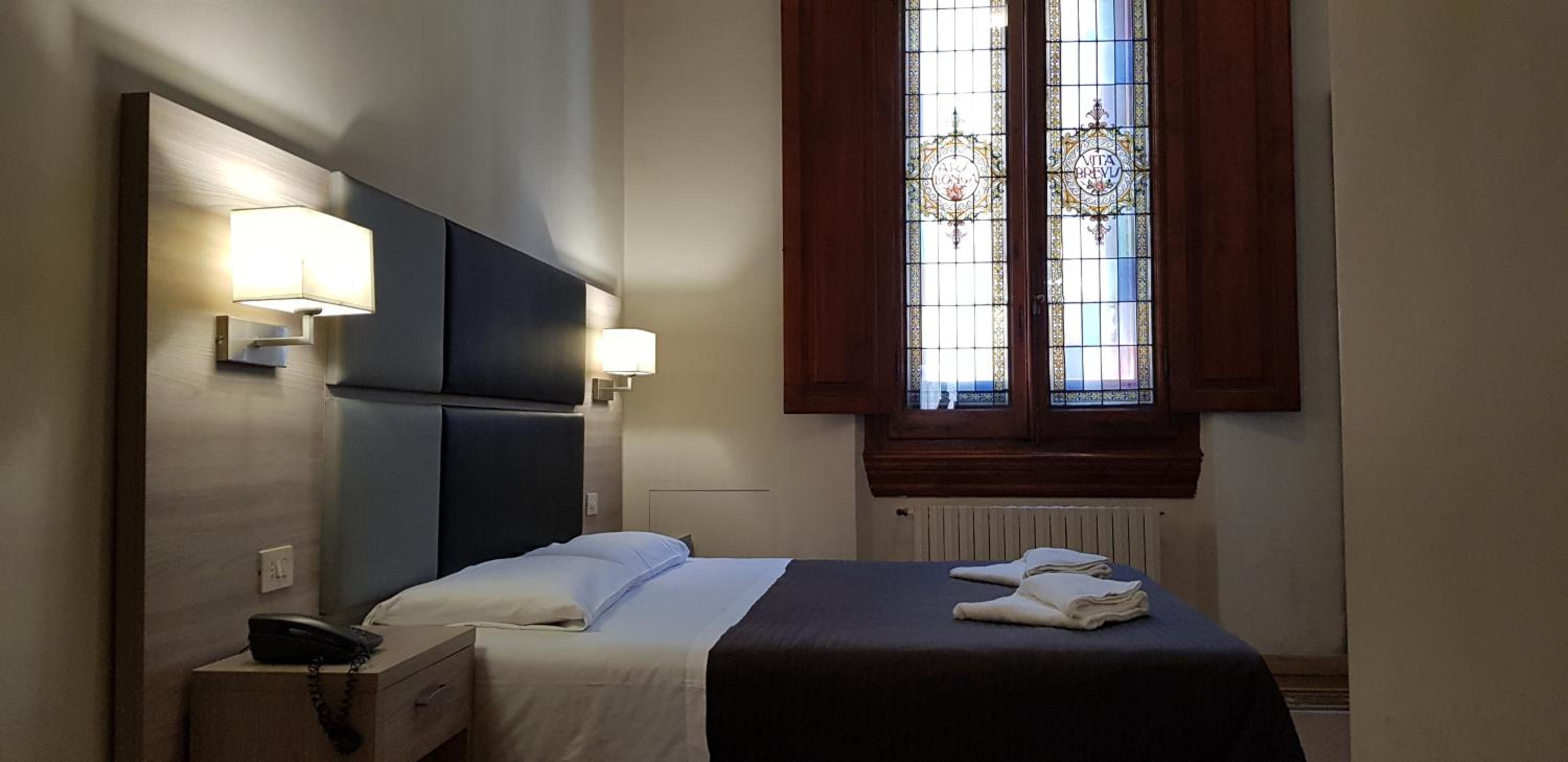 Double or Twin Room thumbnail 6