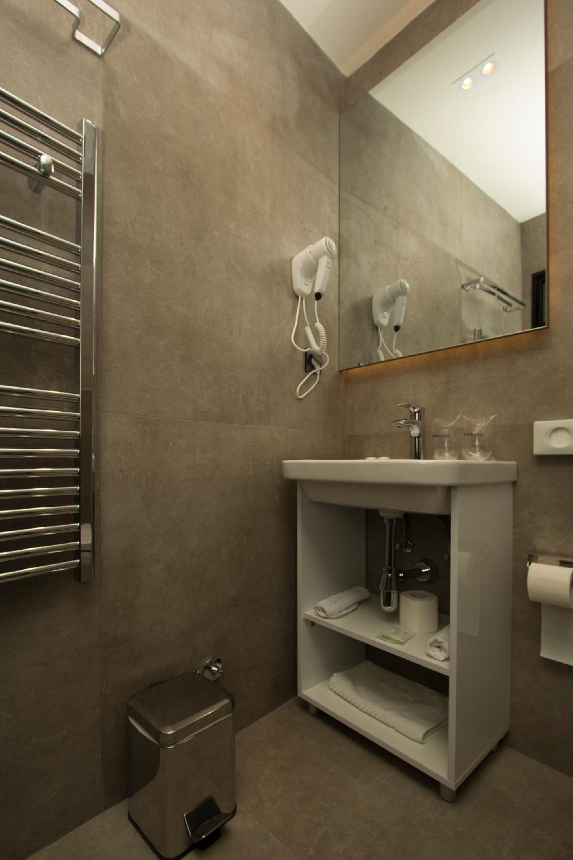 Superior King Room - Photo 9
