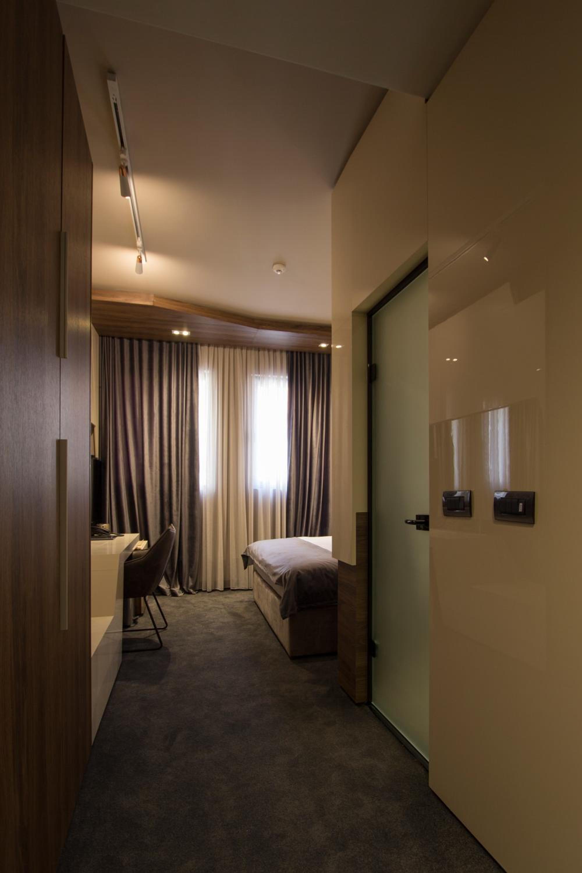 Superior King Room - Photo 7