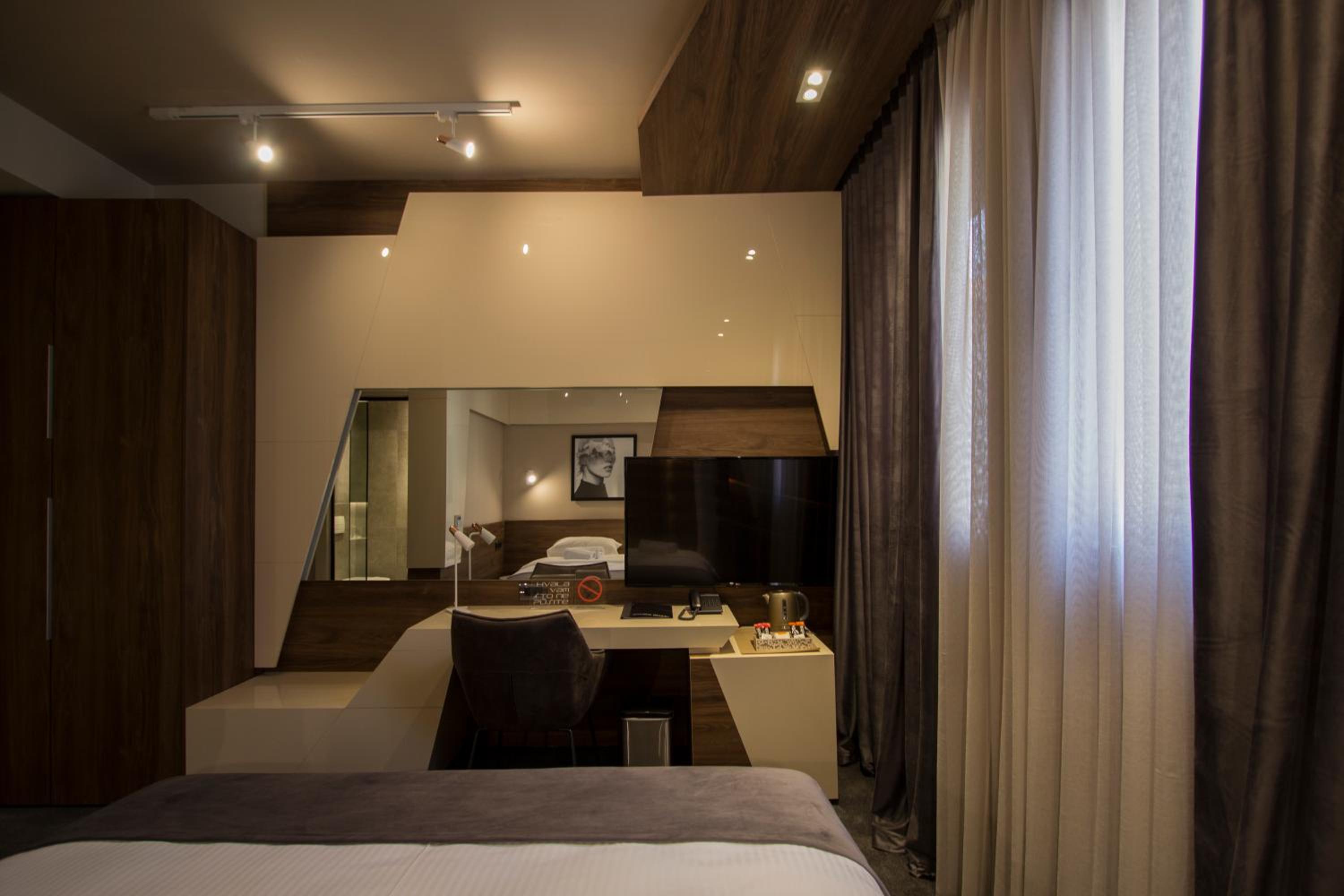 Superior King Room - Photo 2