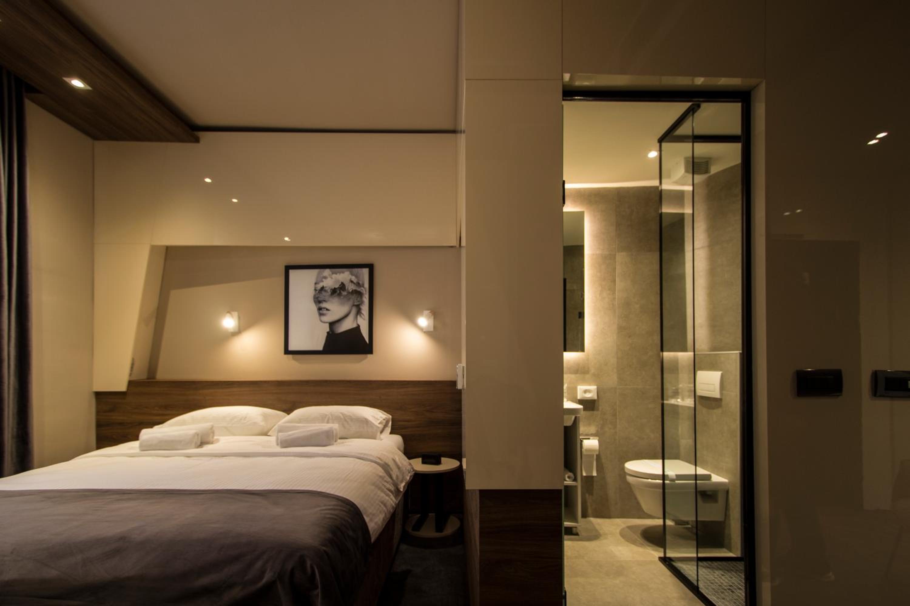 Superior King Room - Photo 13