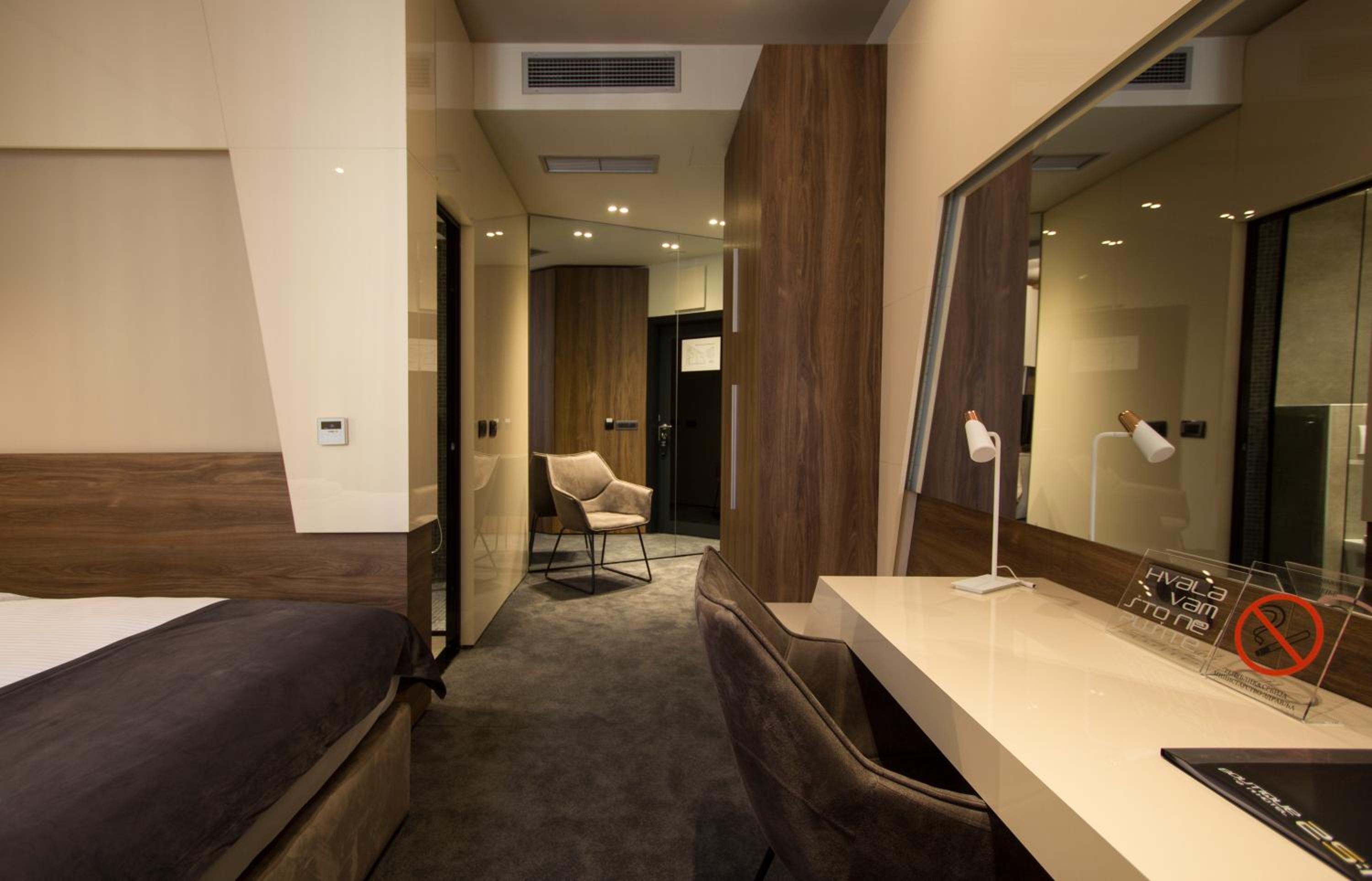 Superior King Room - Photo 11