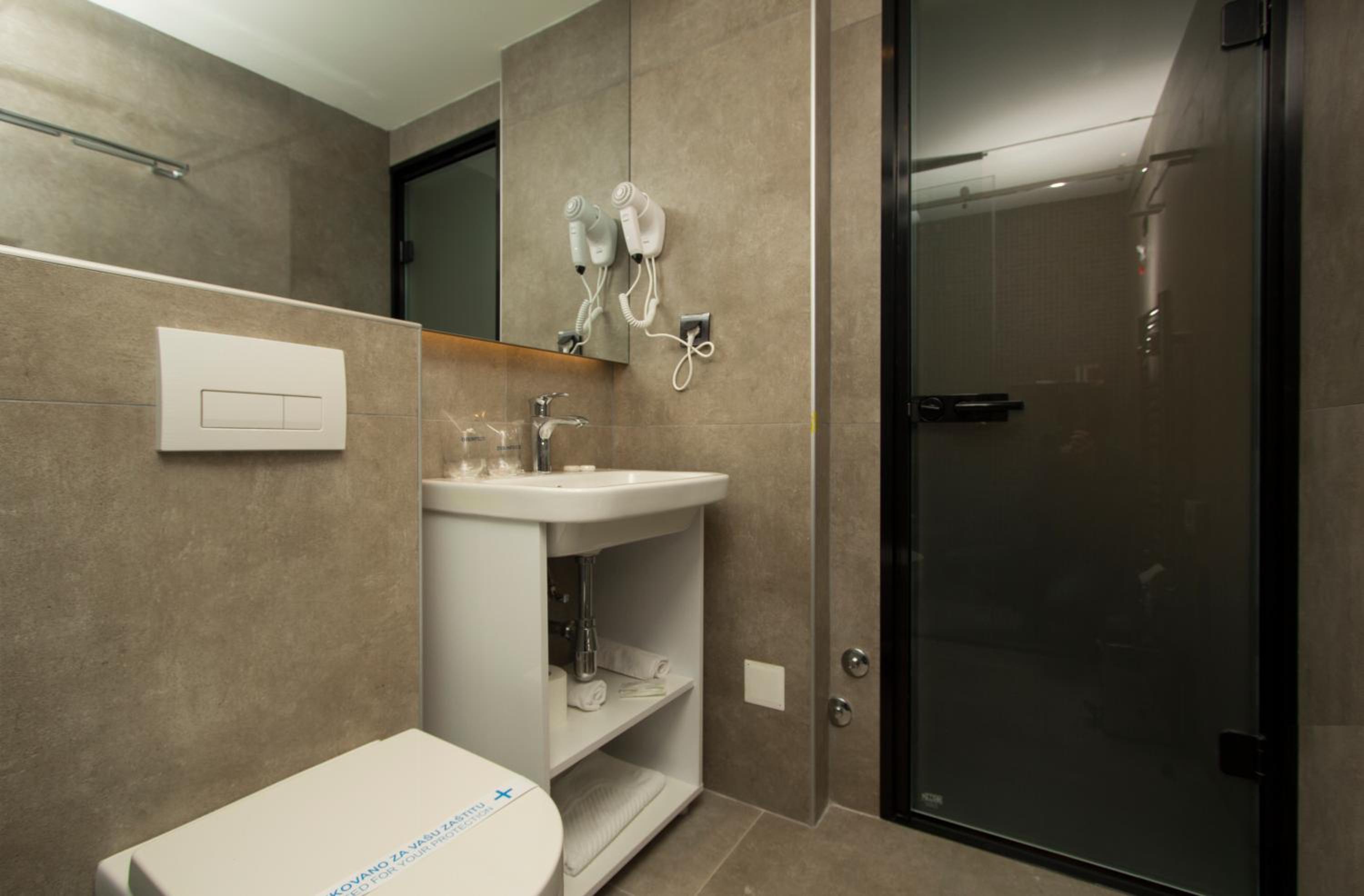 Triple Room with Balcony - Photo 11