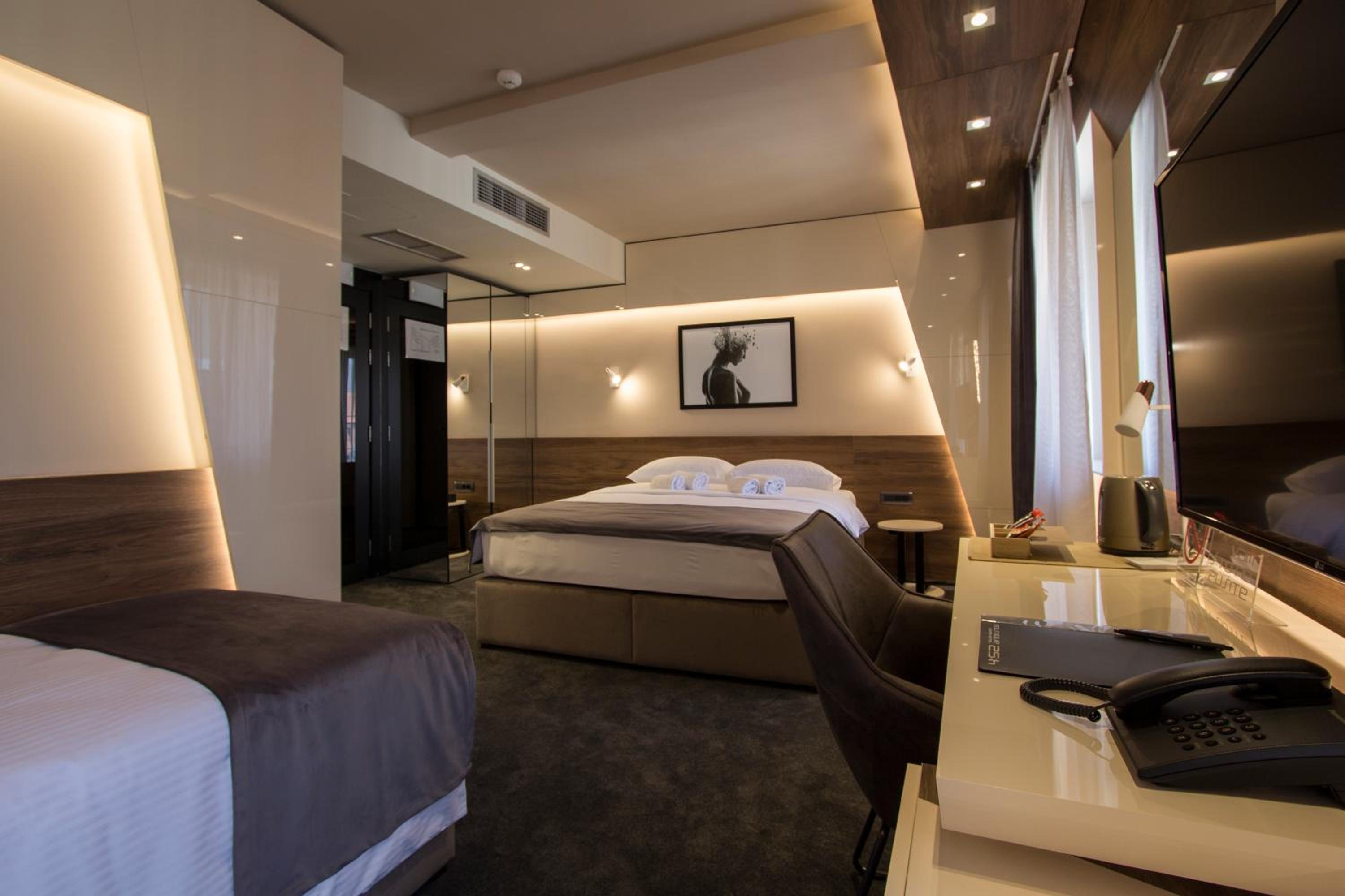 Triple Room with Balcony - Photo 7