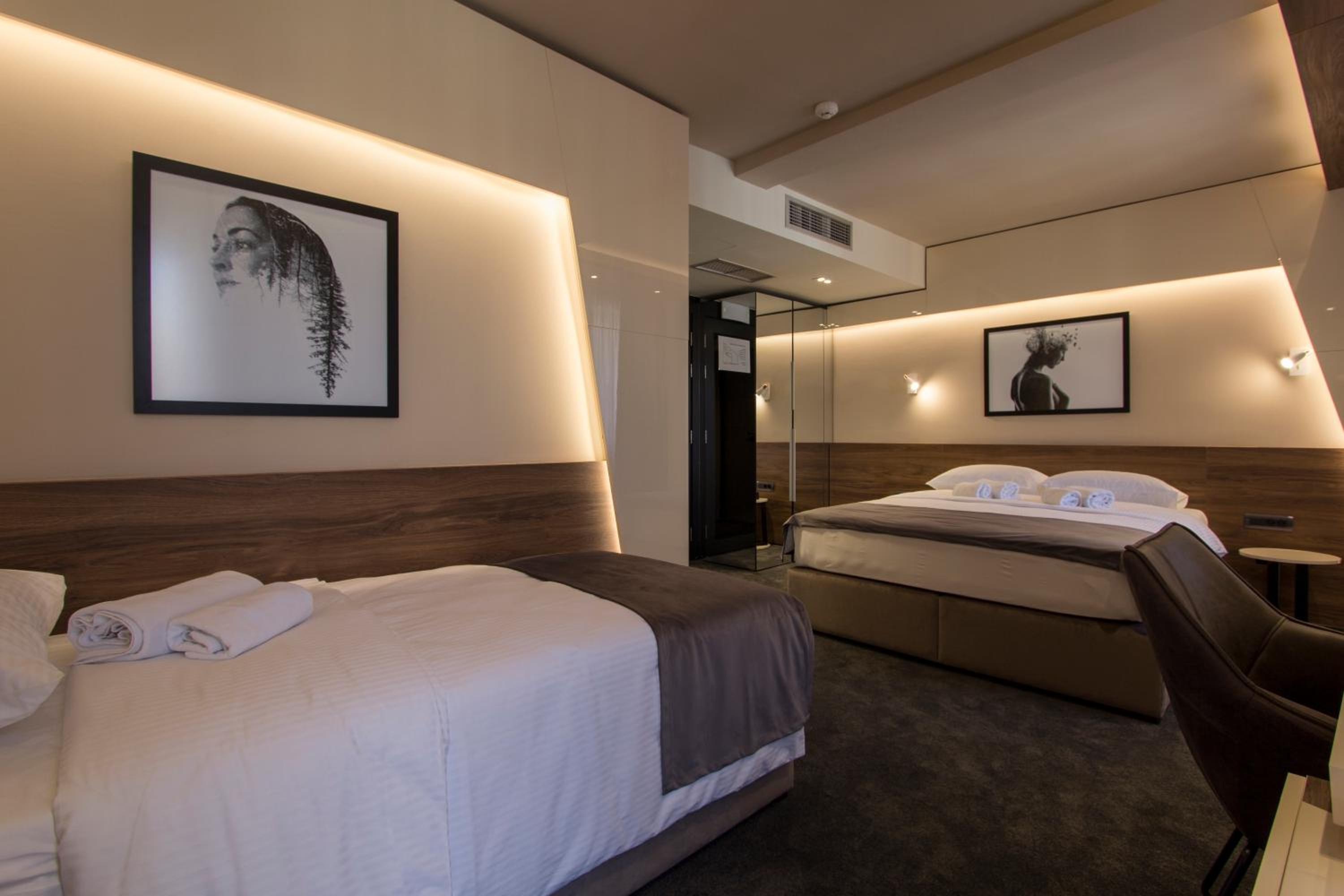 Triple Room with Balcony - Photo 14