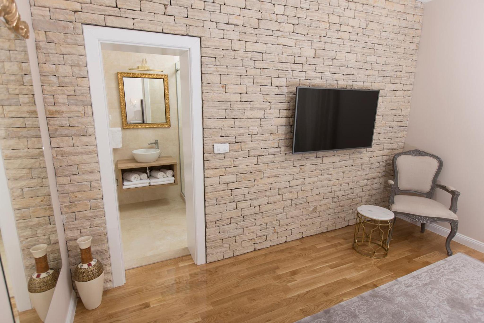 Deluxe Double Room with Balcony photo 3