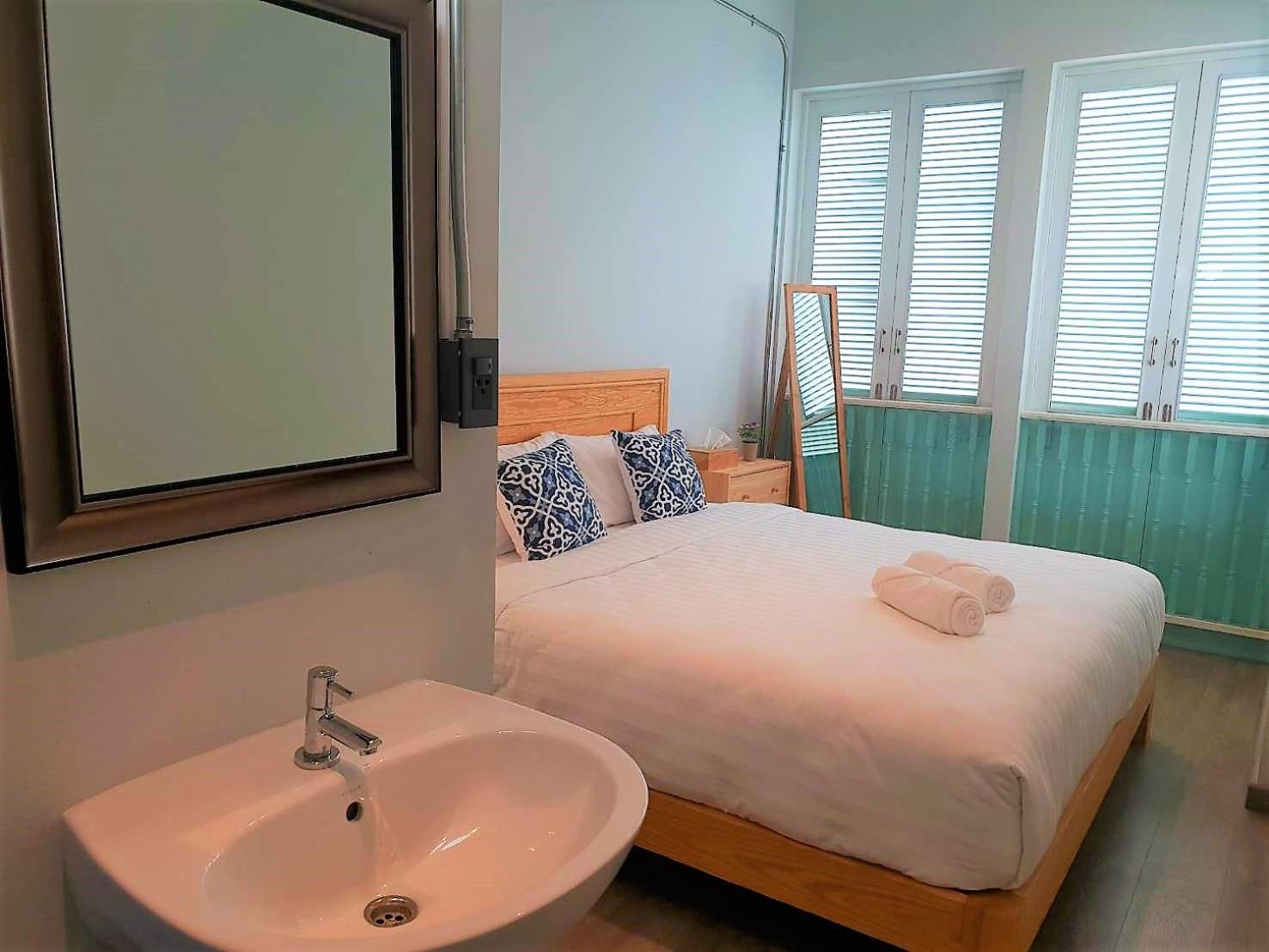 Standard King Room - Photo 5