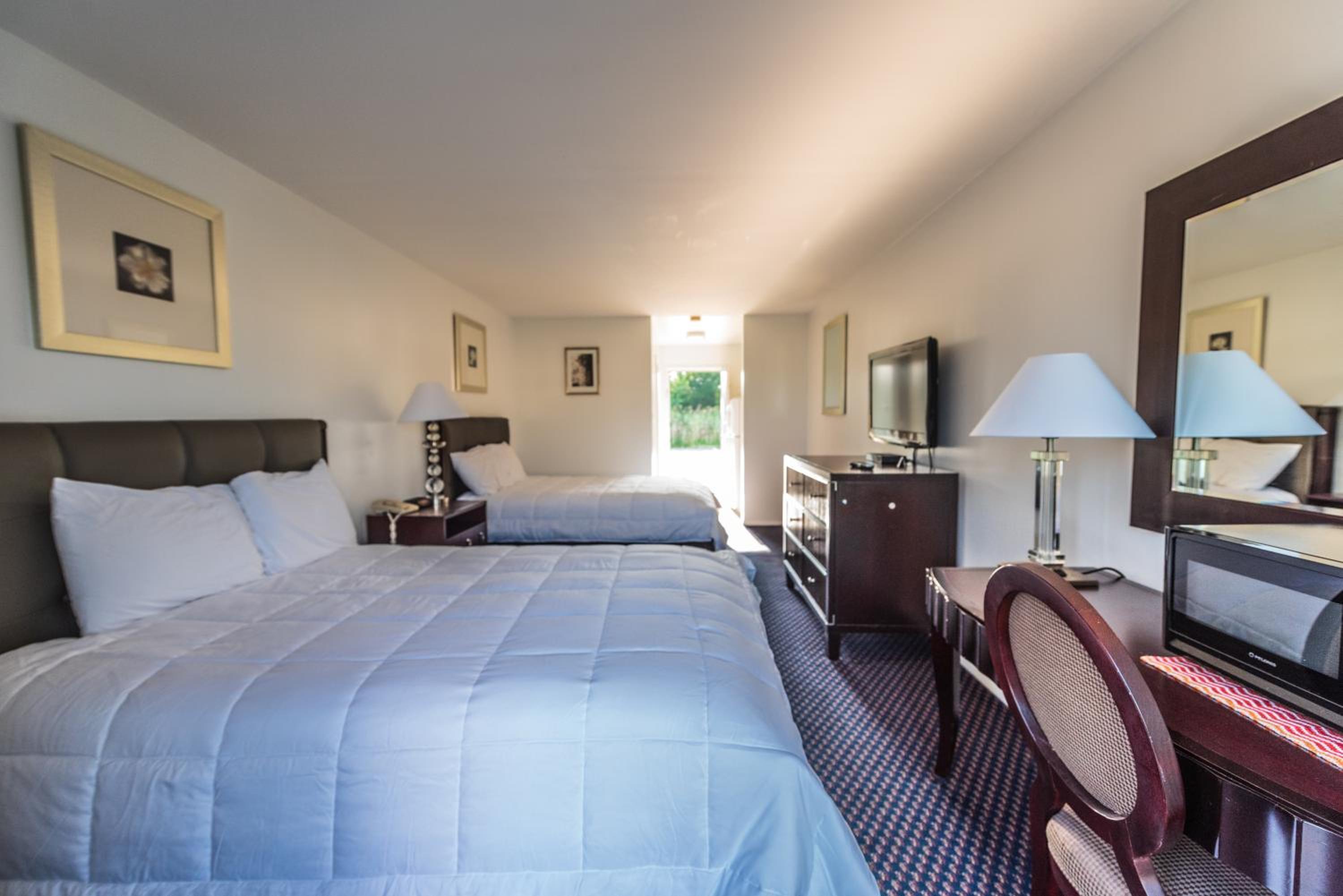 Standard Queen Room with Two Queen Beds - Non Smoking  - Photo 9
