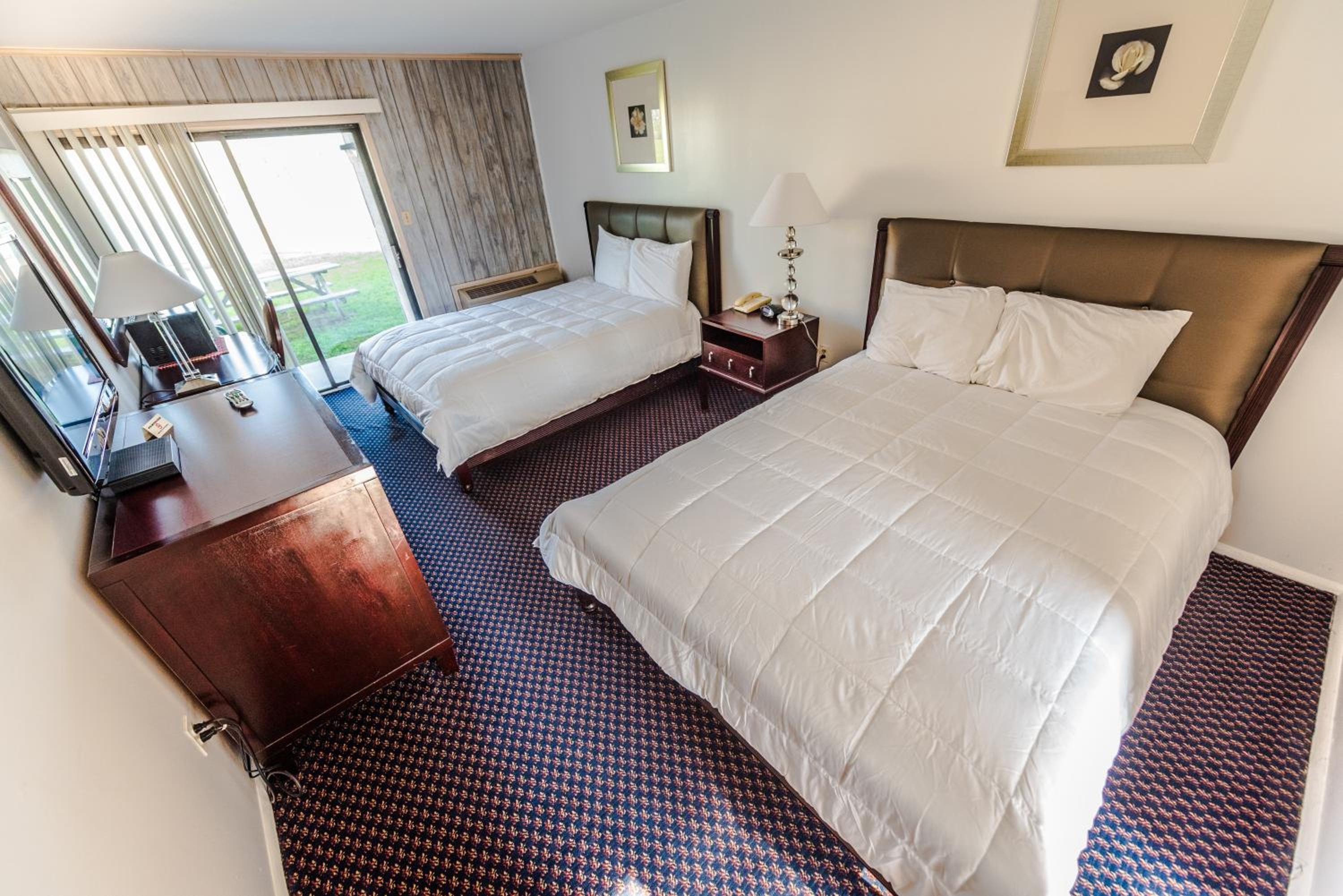 Standard Queen Room with Two Queen Beds - Non Smoking  - Photo 8