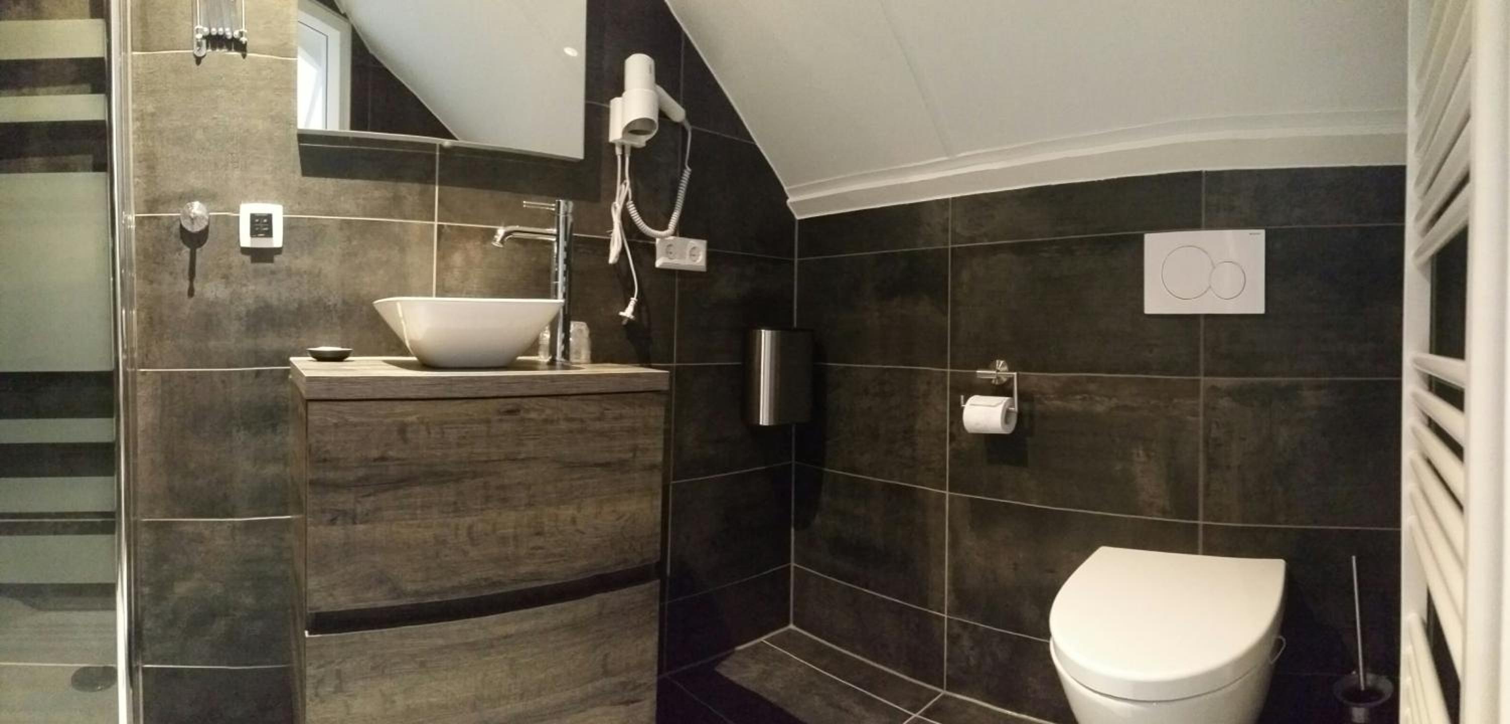 Standard Twin Room - Photo 8