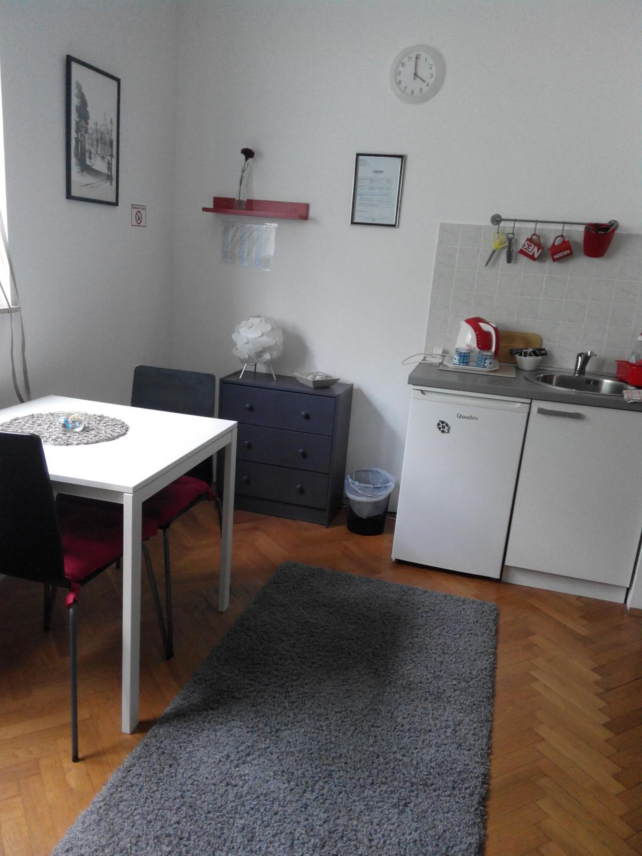 Double Room with Private Bathroom - Photo 18