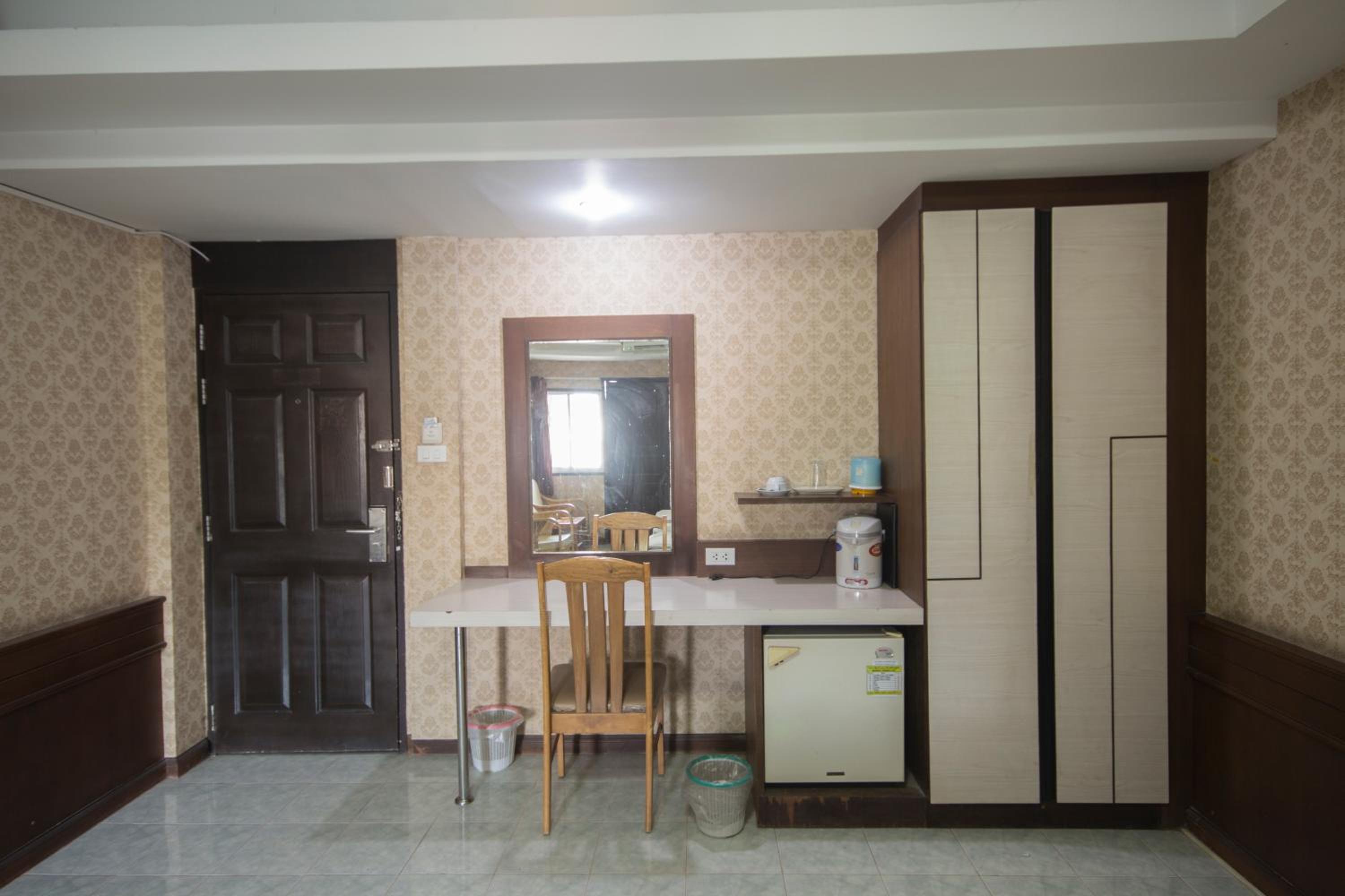 Budget Twin Room - Photo 7