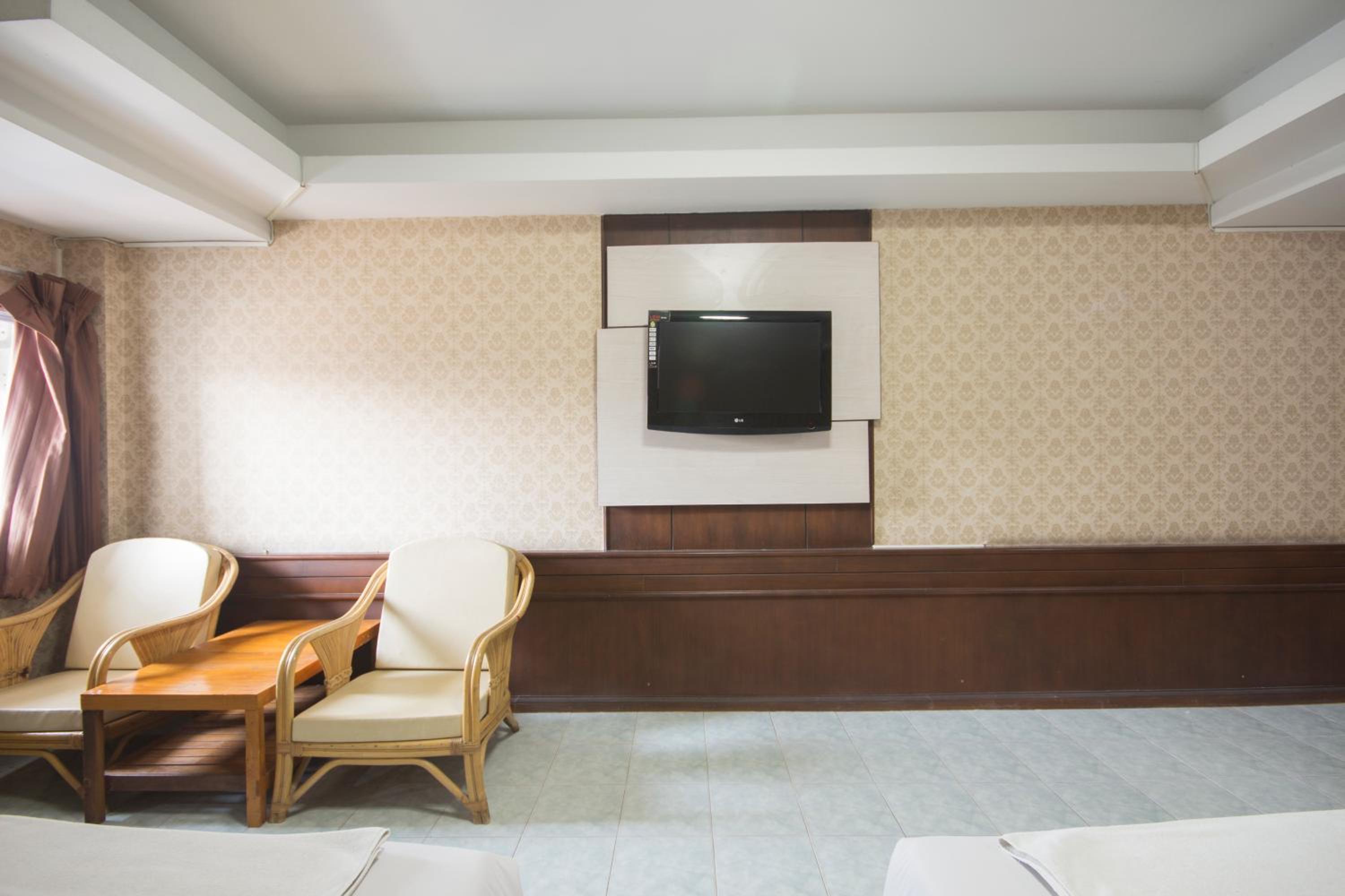 Budget Twin Room - Photo 5