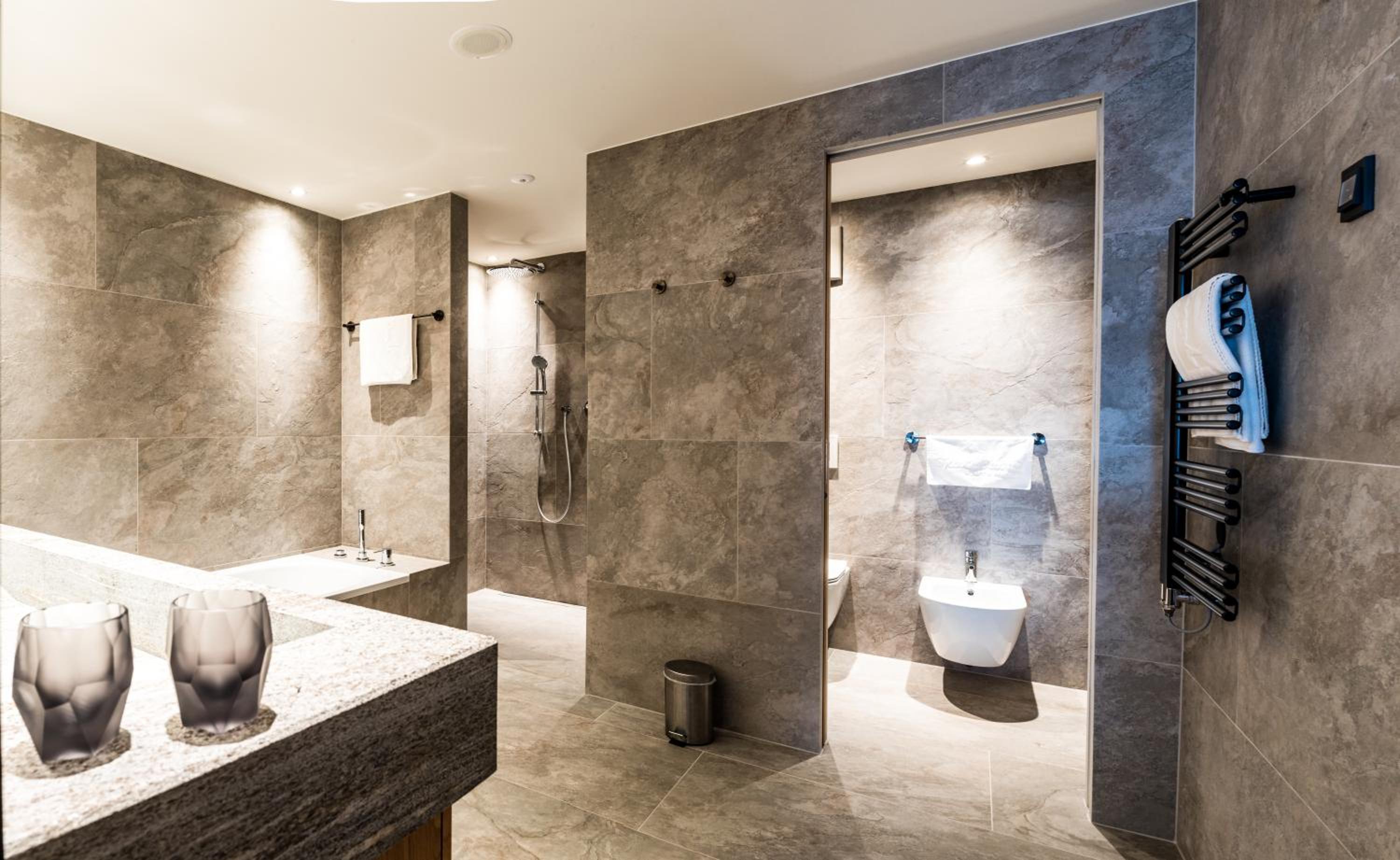 bathroom with two sinks, a toilet and a bathtub