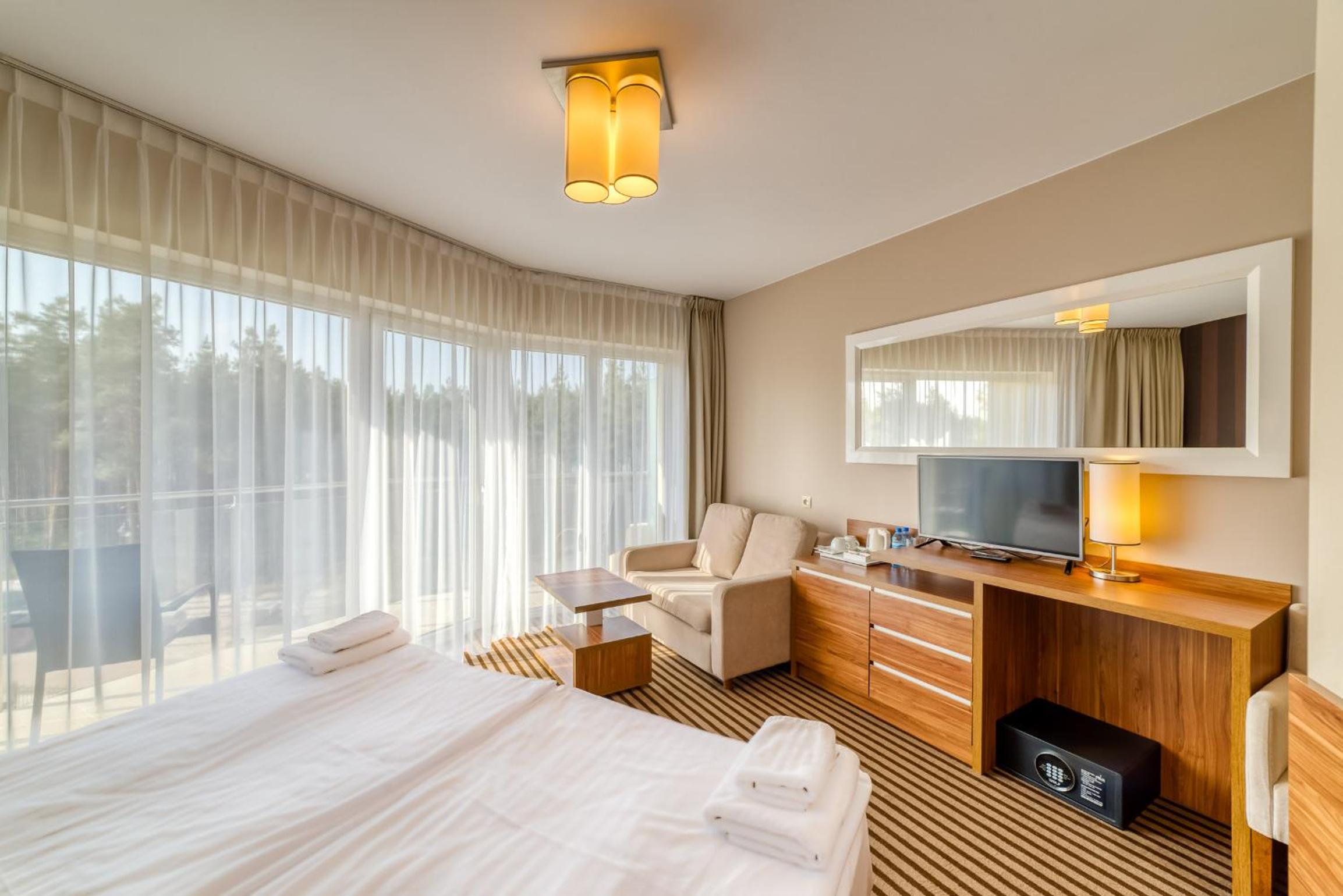 Deluxe Double Room with Extra Bed, Balcony and Forest View - Photo 4
