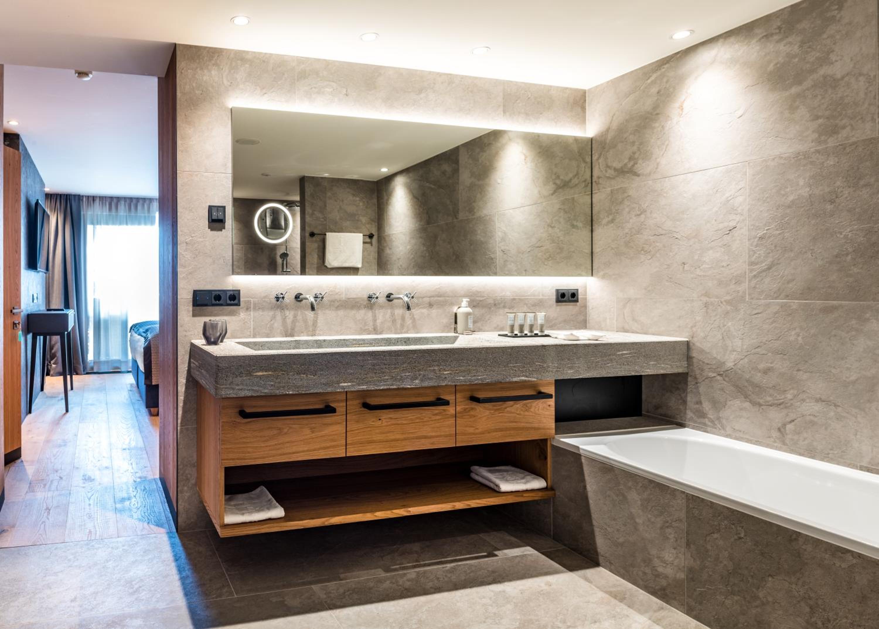 bathroom with a bathtub, sink, and mirror