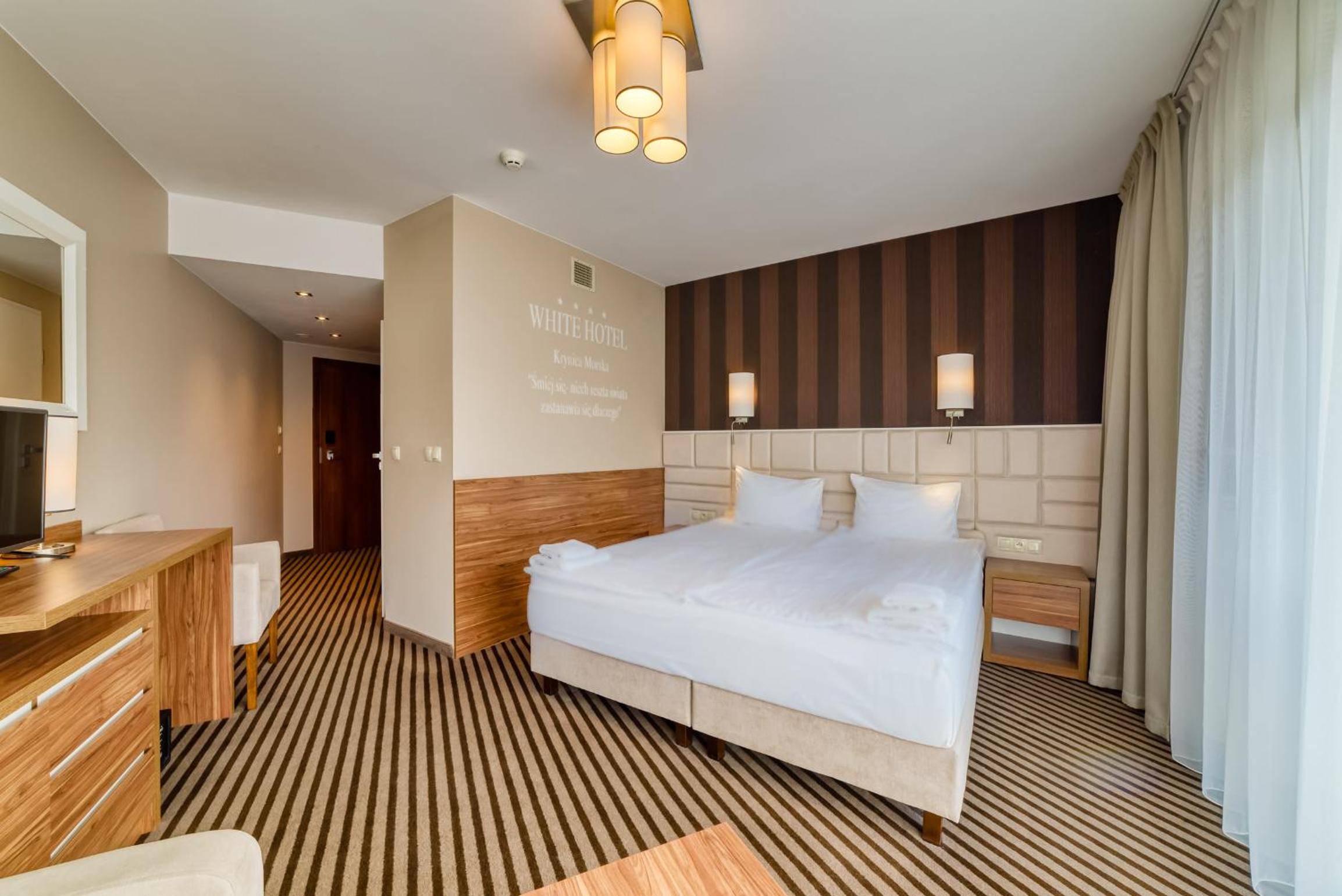 Deluxe Twin or Double Room with Balcony and Forest View - Photo 12