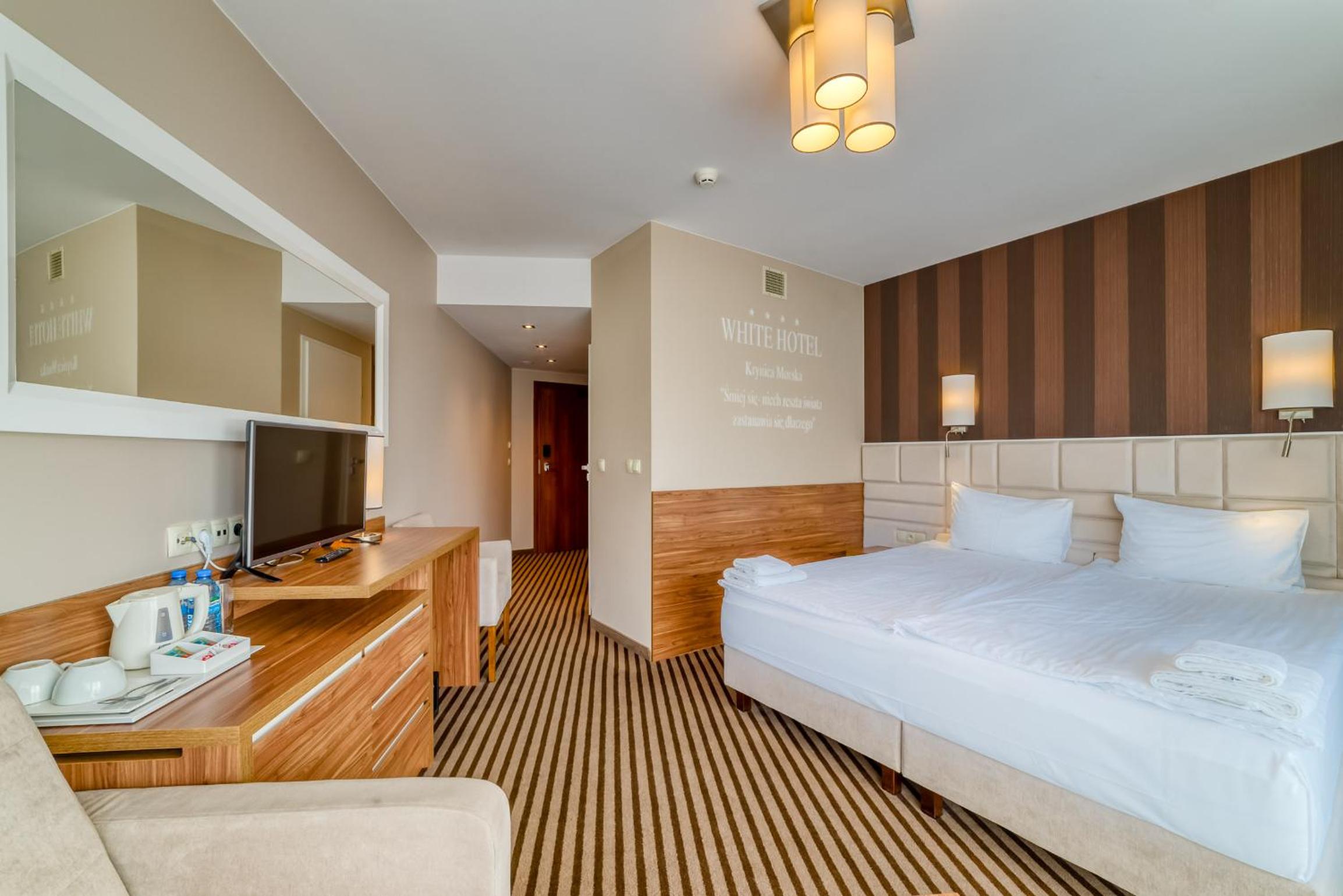 Deluxe Double Room with Extra Bed, Balcony and Forest View - Photo 36