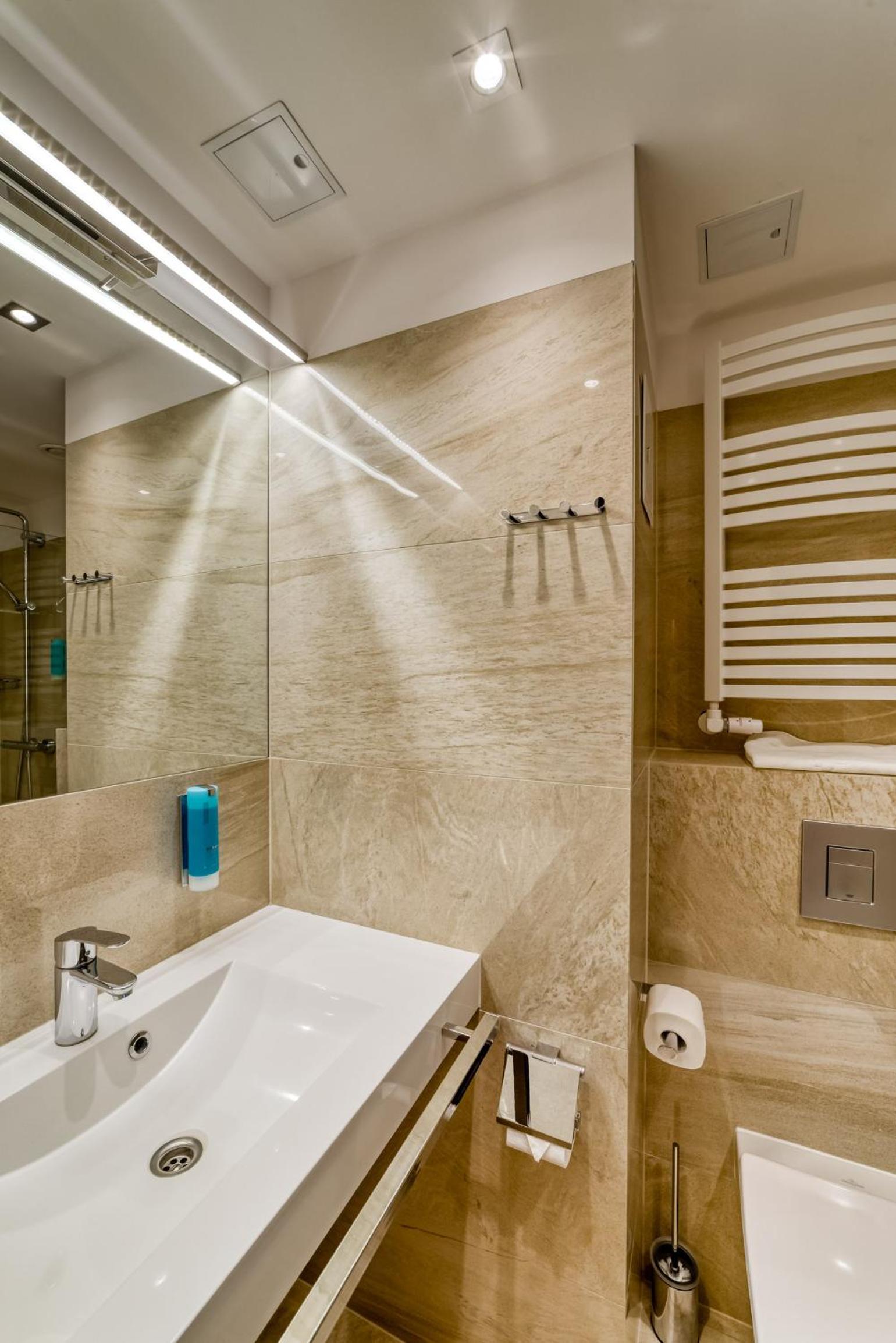 Deluxe Twin or Double Room with Balcony and Forest View - Photo 13