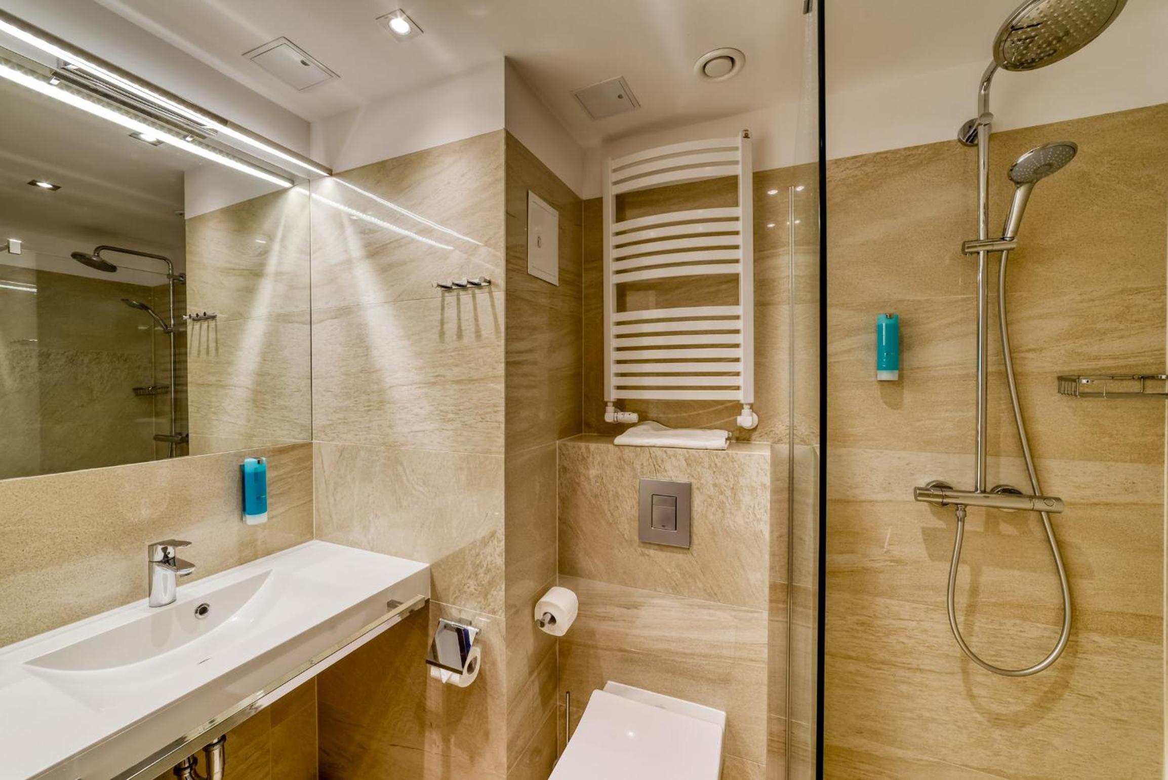 Deluxe Twin or Double Room with Balcony and Forest View - Photo 15