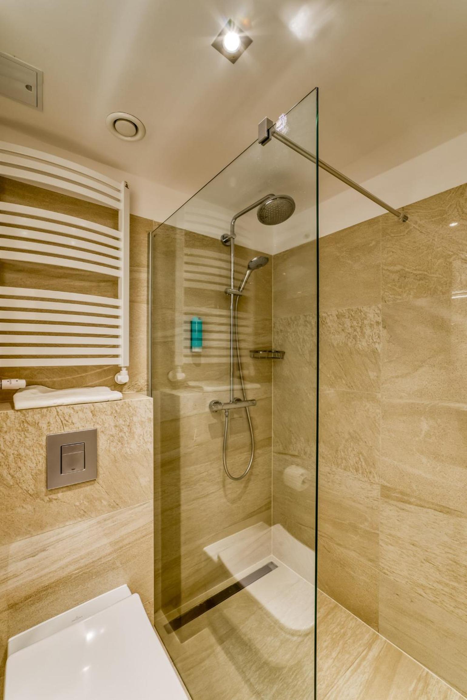 Deluxe Twin or Double Room with Balcony and Forest View - Photo 14